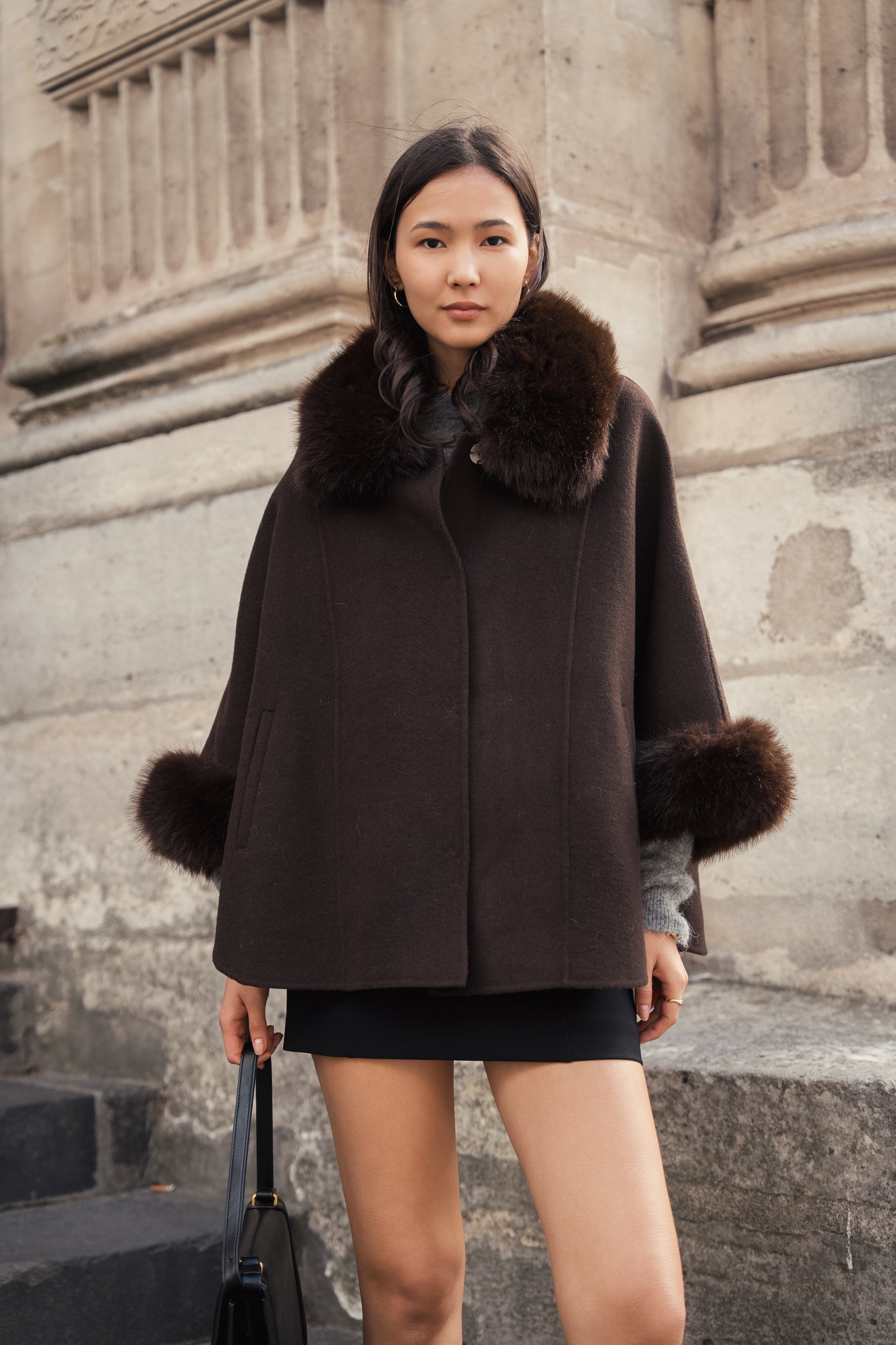 Cape en laine mélangée avec col et poignets en fausse fourrure amovible.
#couleur_choco