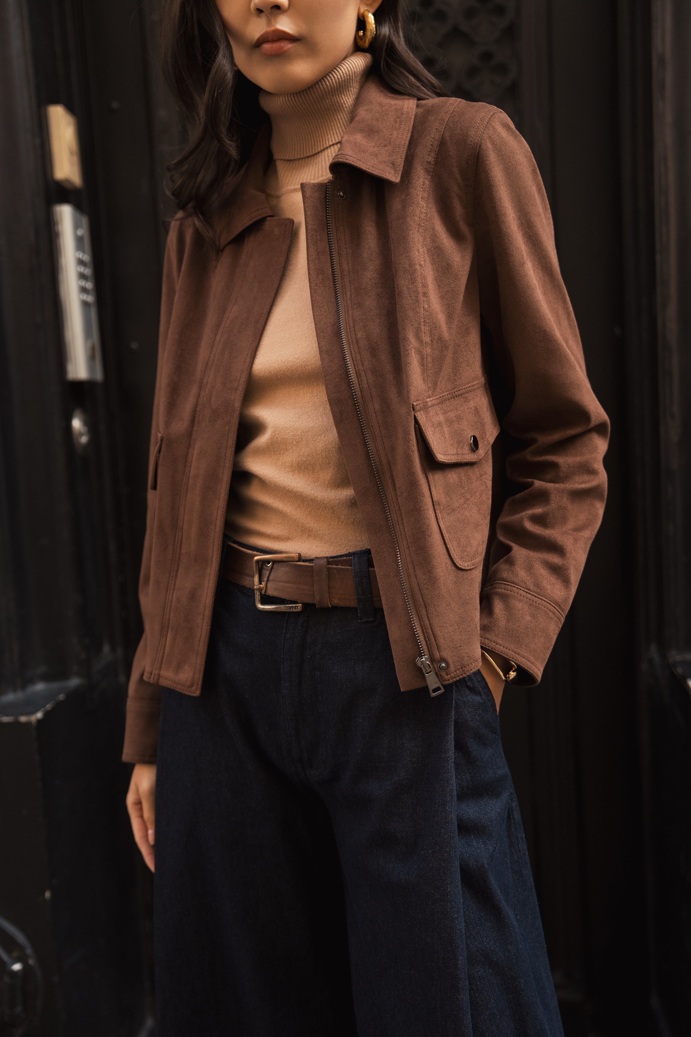 Gros plan sur la texture effet daim marron de la veste Escandelle – suédine douce et finition mate