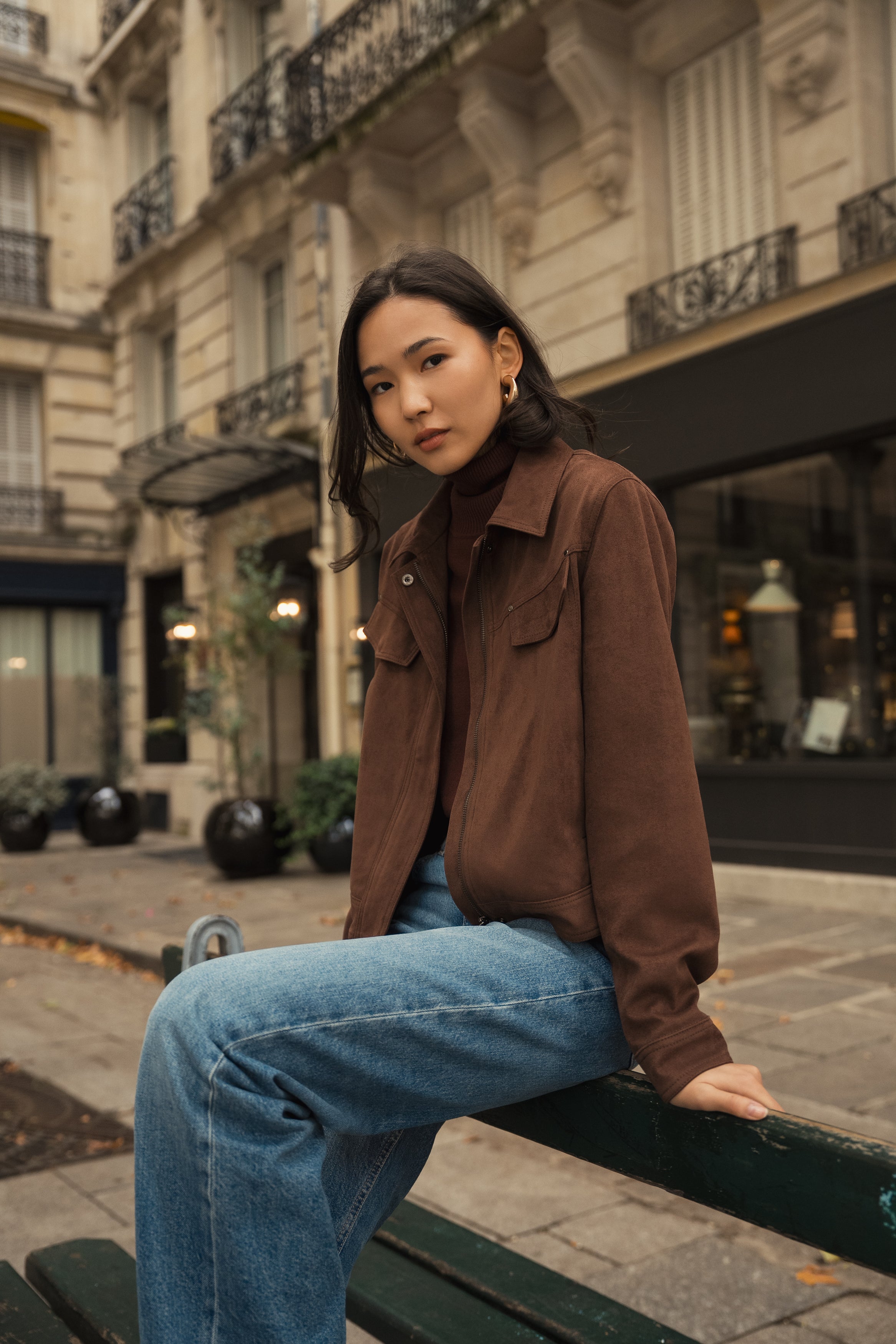 Veste Escandelle en suédine effet daim marron – vue de profil gauche – matière douce et élégante