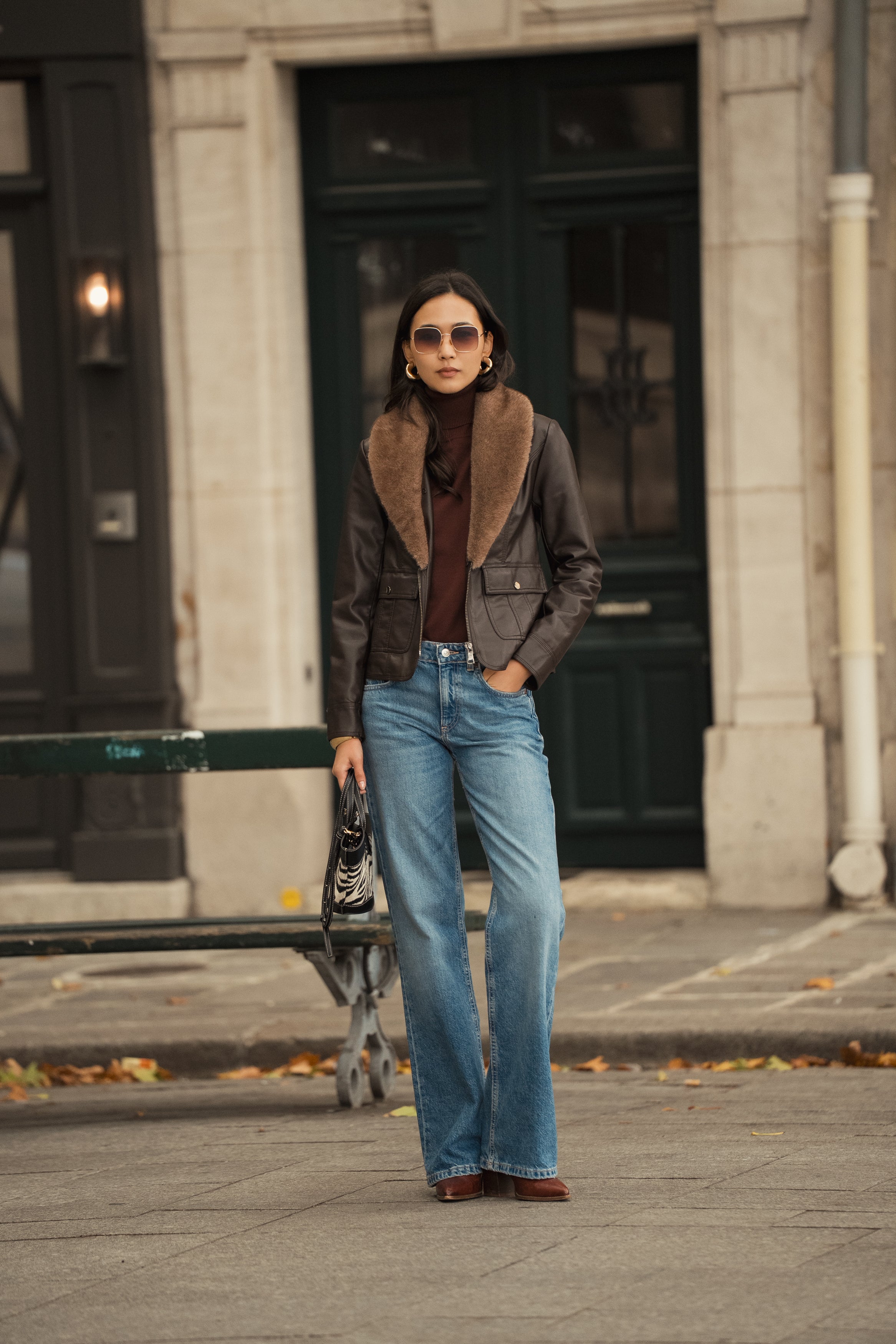 Femme portant veste en simili cuir marron avec grand col en fausse fourrure taupe amovible Escandelle – look chic parisien automne
#couleur_choco