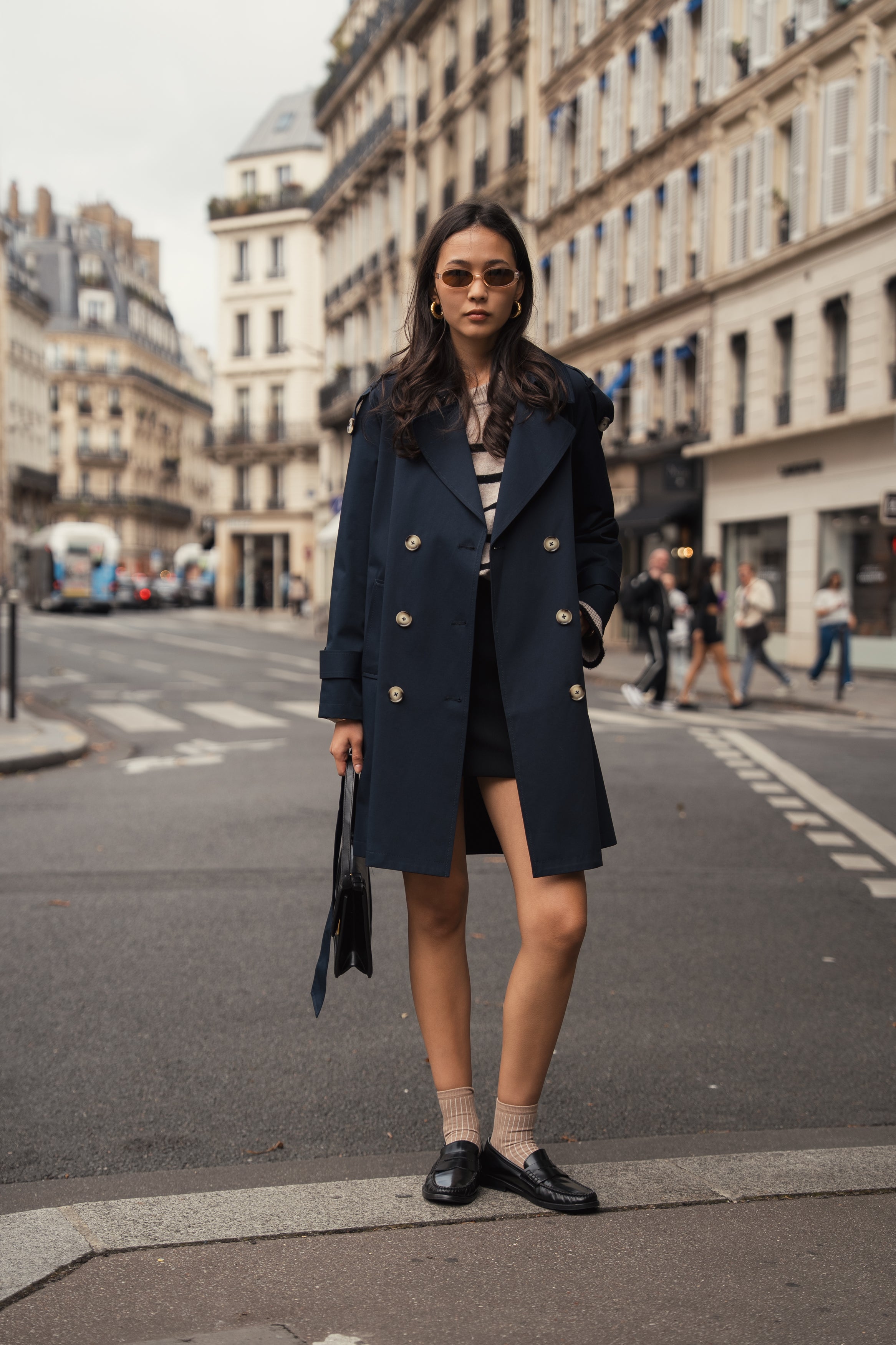 Trench SCOTT Escandelle – trench bleu marine femme chic, porté avec pull rayé et mocassins dans un style urbain élégant.
#couleur_marine