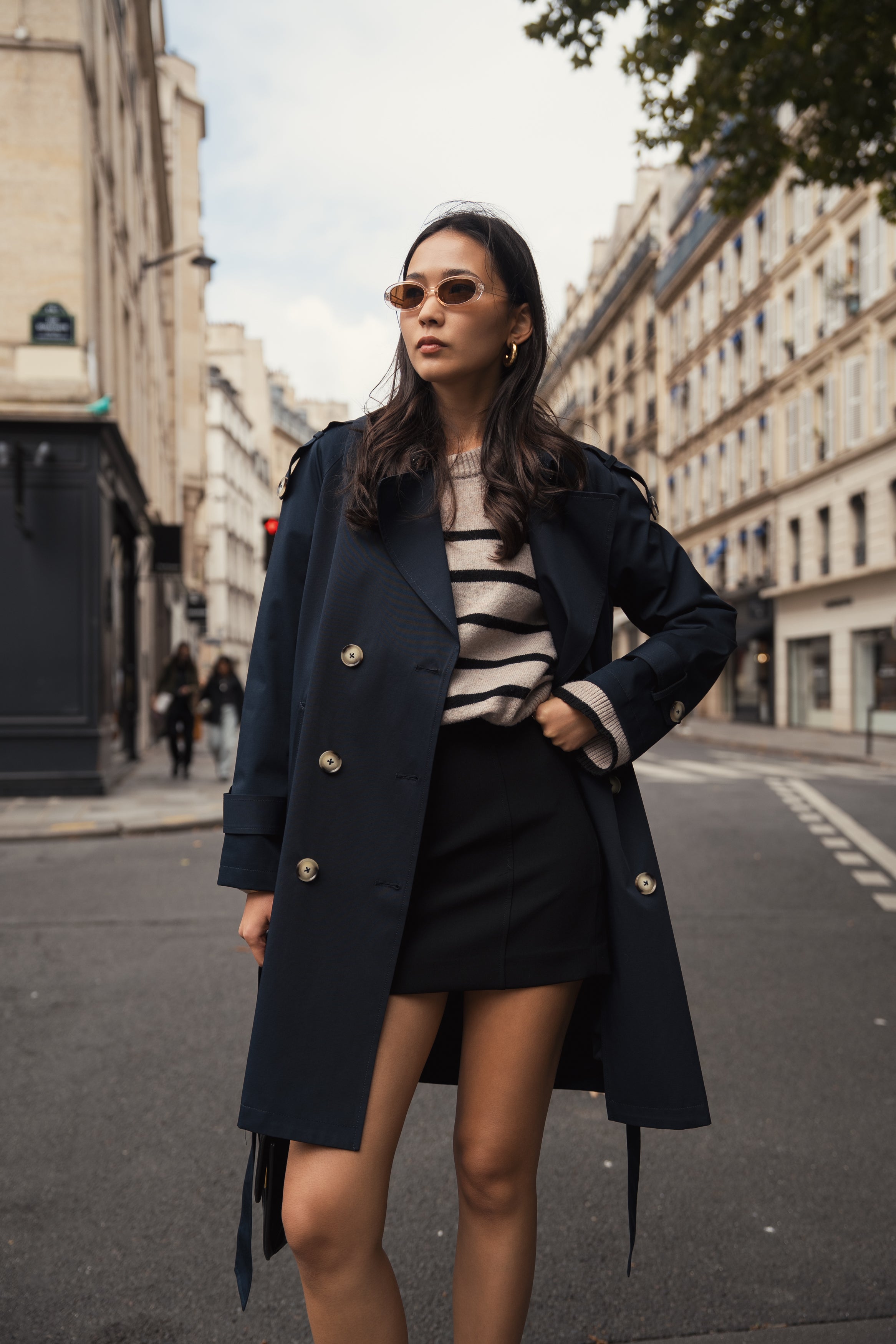 Trench SCOTT Escandelle – trench bleu marine femme chic, porté avec pull rayé et mocassins dans un style urbain élégant.
#couleur_marine
