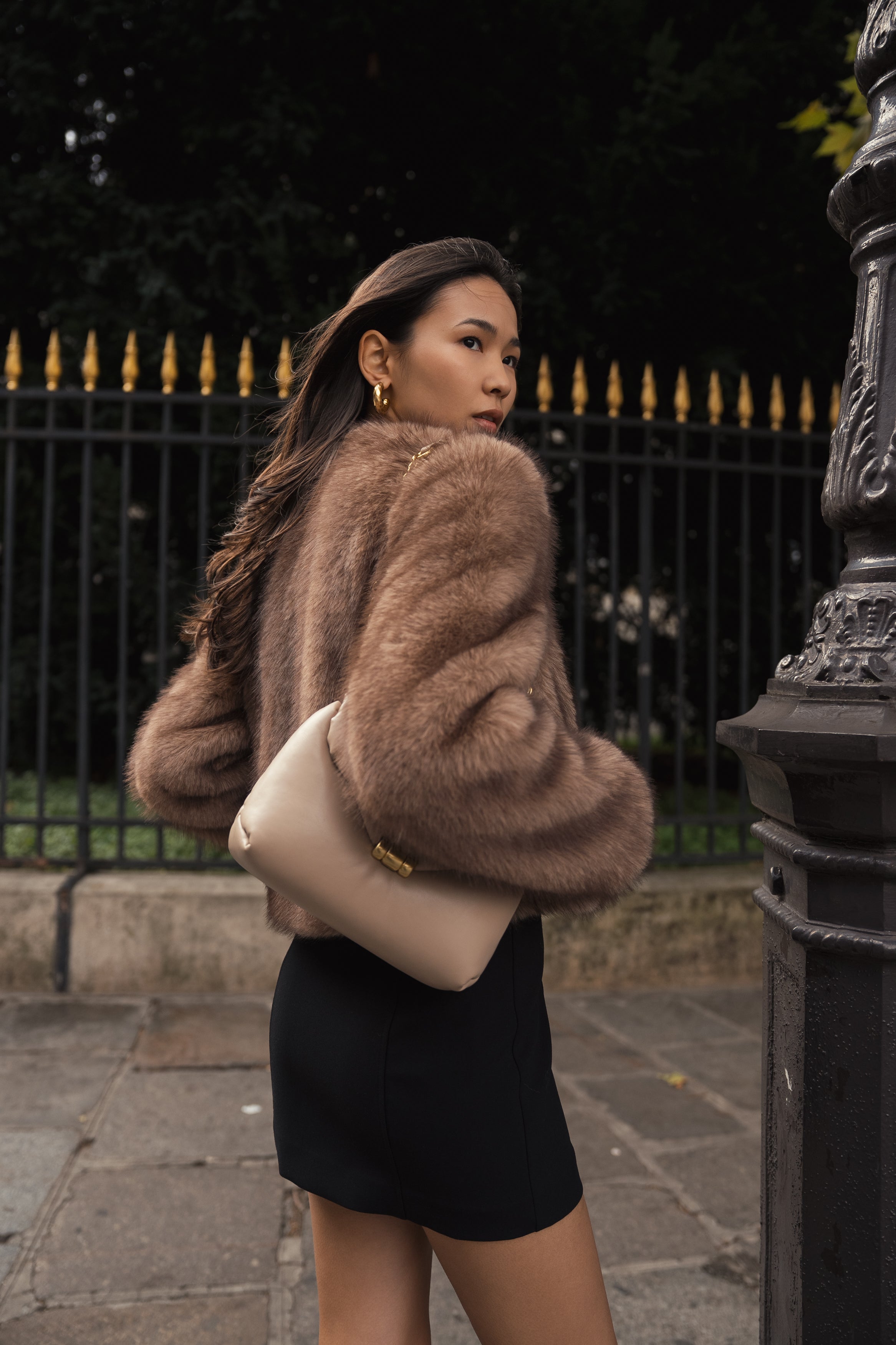 Manteau court en fausse fourrure femme Escandelle Paris, coloris brun, col rond, fermeture à pressions dissimulées, coupe élégante et poils longs doux.
#couleur_taupe