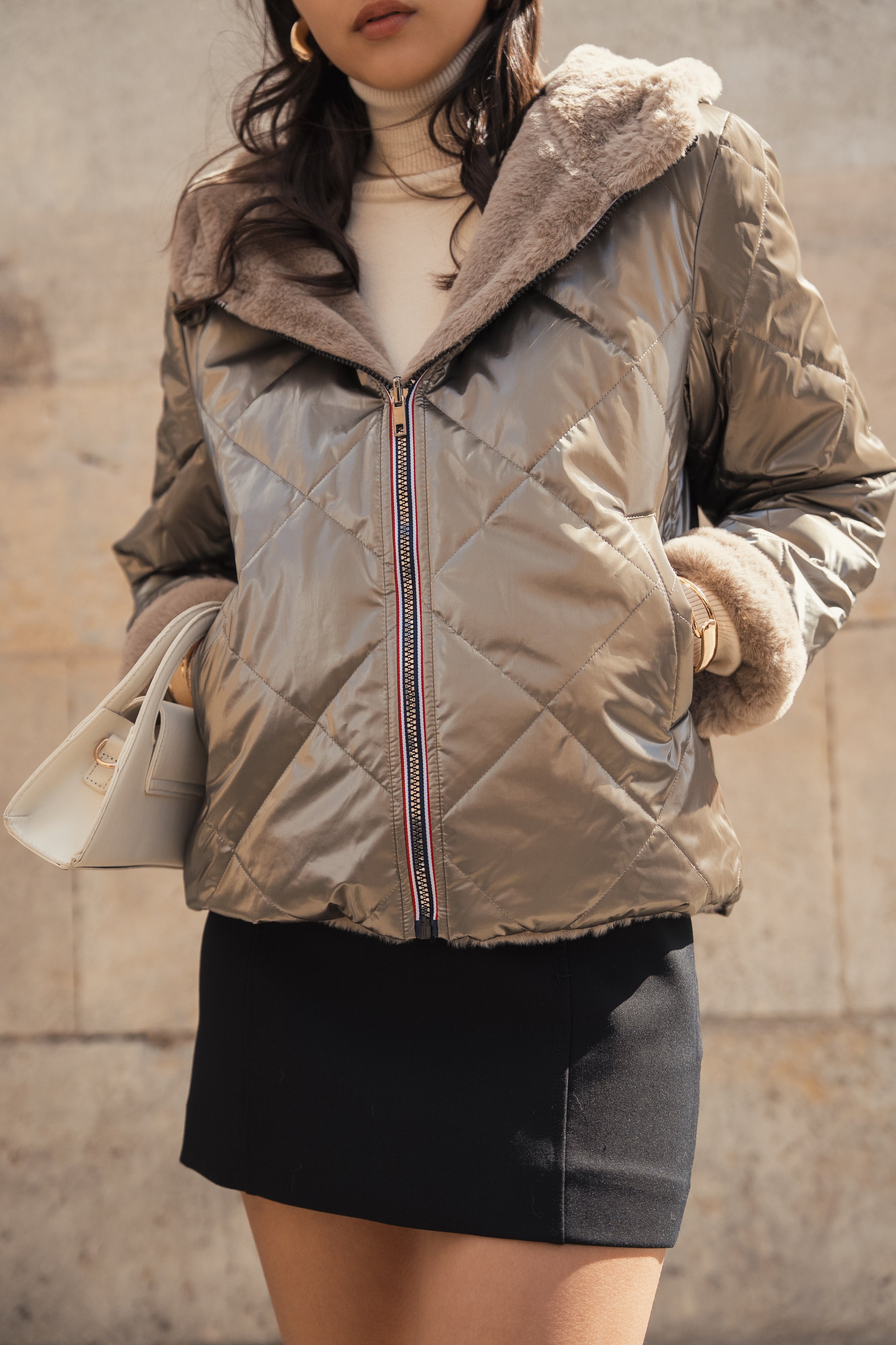 Parka JUDY Escandelle – veste réversible chic, effet métallisé doré et intérieur beige doux, look parisien féminin.
#couleur_bronze