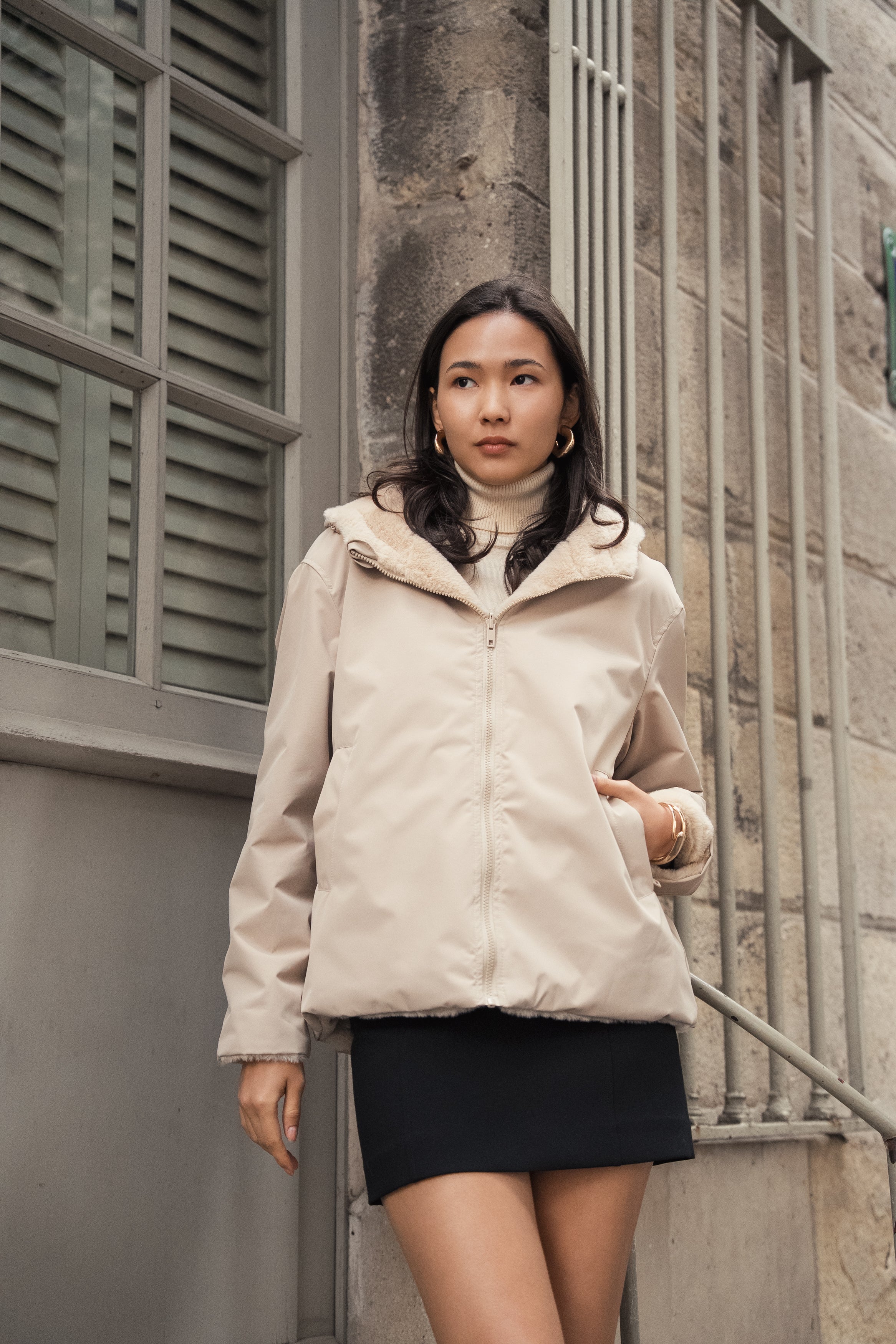 Femme portant une parka beige réversible déperlante à capuche fausse fourrure Escandelle Paris
#couleur_beige