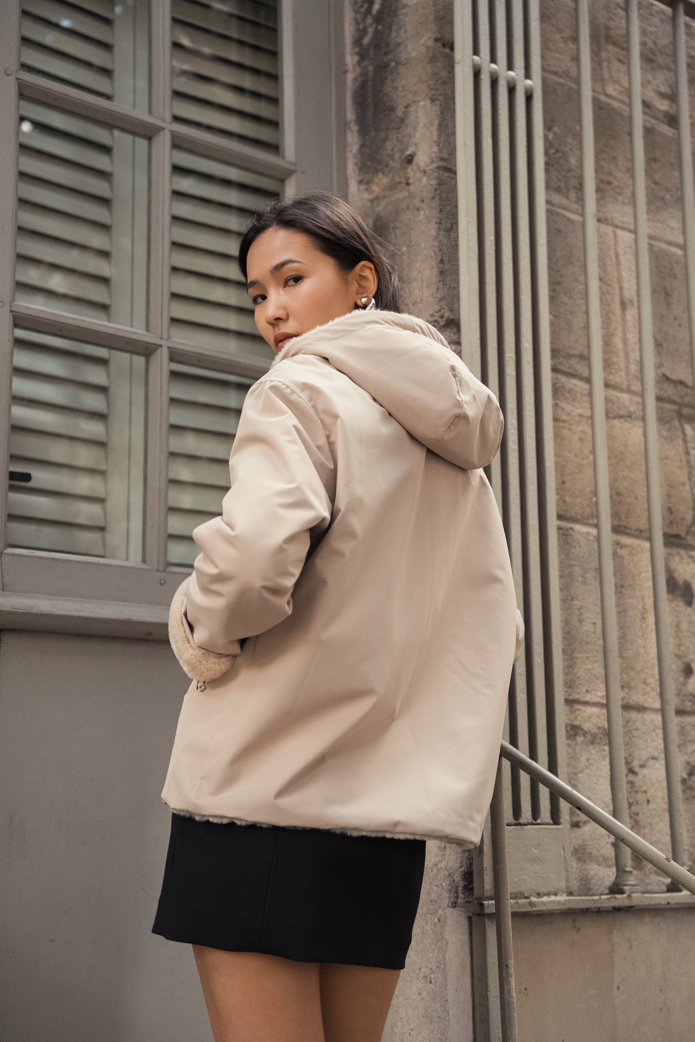 Femme portant une parka beige réversible déperlante à capuche fausse fourrure Escandelle Paris
#couleur_beige