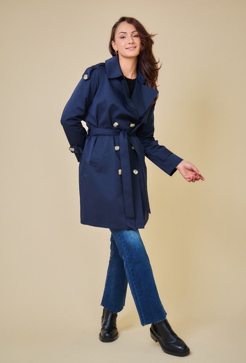 Trench long marine SCOTT Escandelle – coupe droite, double boutonnage et col tailleur structuré.
#couleur_marine