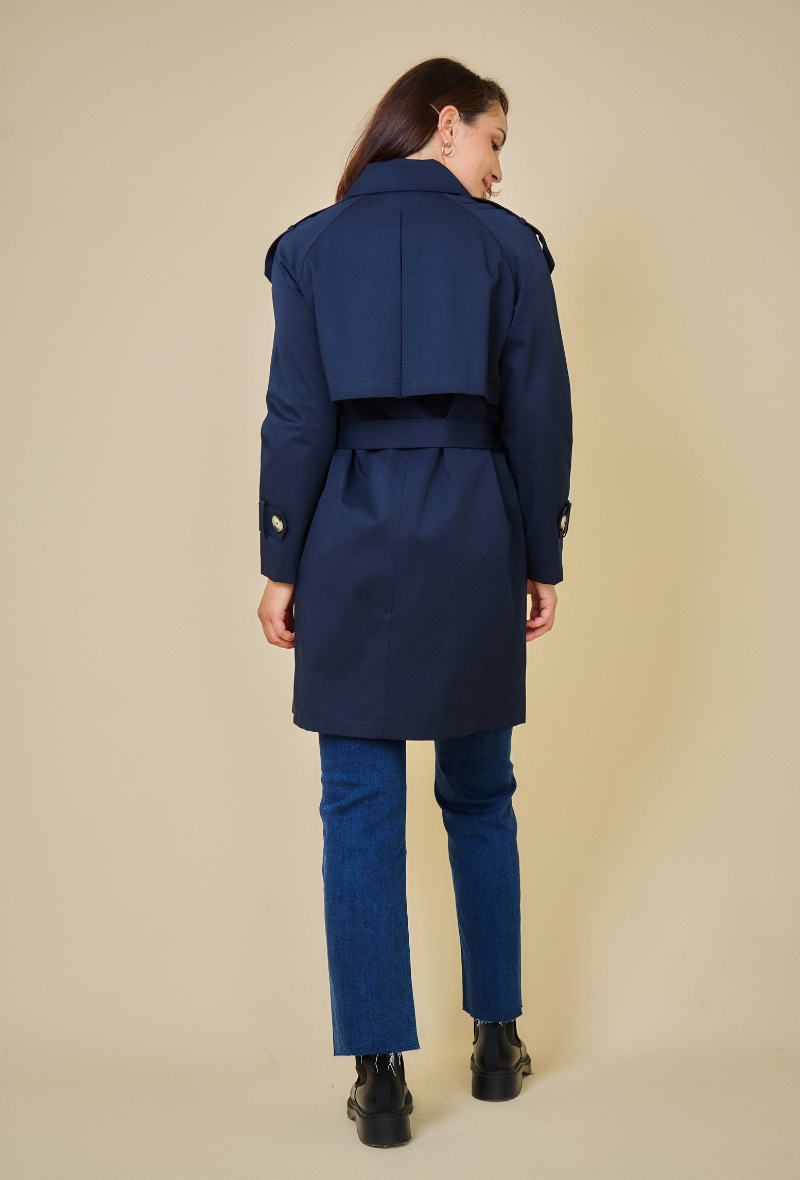 Trench SCOTT Escandelle – vue de dos – fente d’aisance, épaulettes et finition fluide.
#couleur_marine