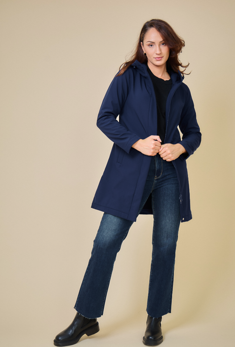 Parka SIENNA Escandelle – manteau marine softshell cintré femme, look parisien minimaliste et intemporel.
#couleur_marine