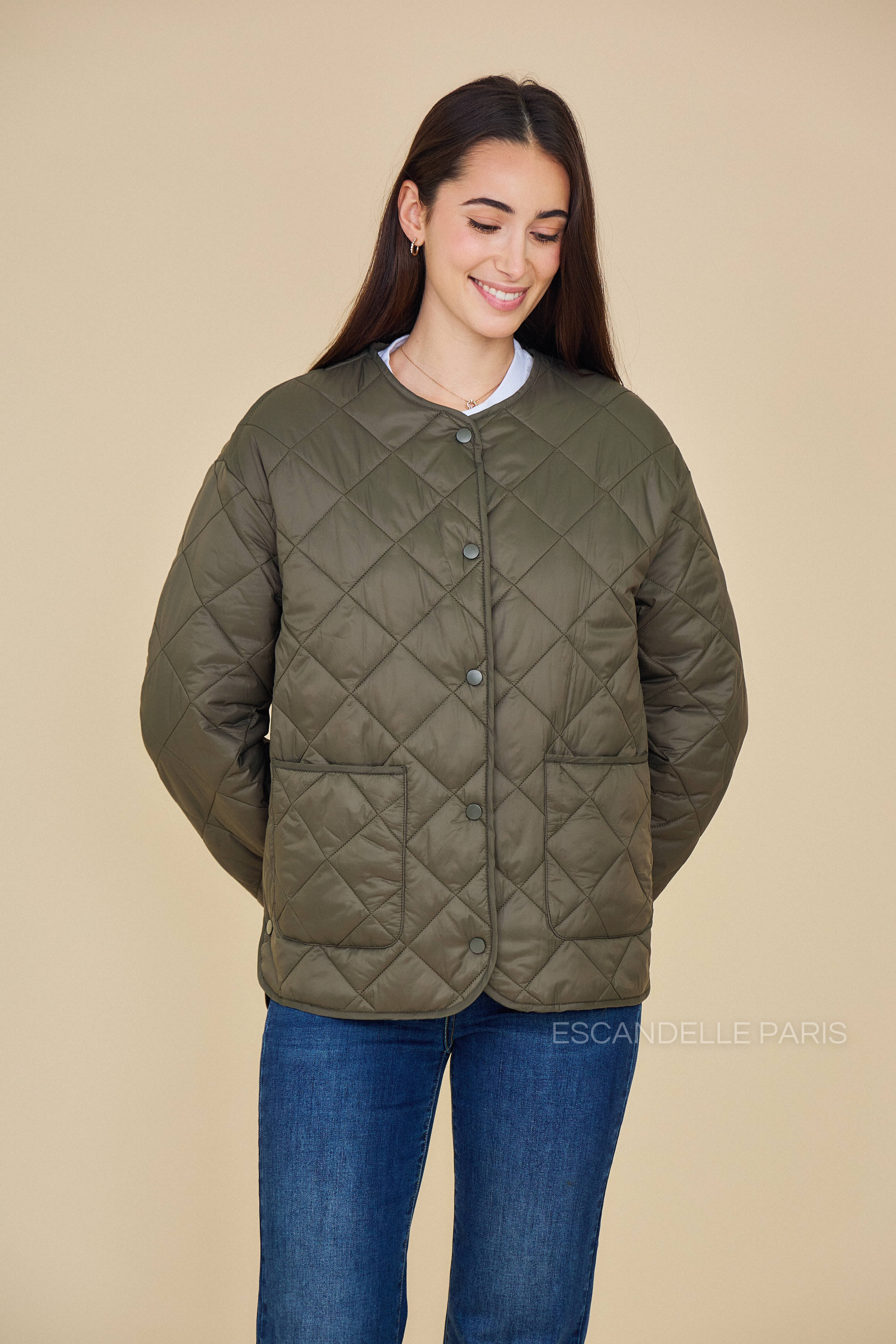 Veste VICTOIRE Escandelle – blouson matelassé noir porté avec jean et t-shirt blanc, look casual chic.
#couleur_kaki