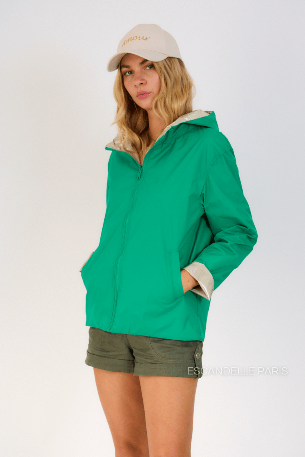 APRIL - Parka Courte Réversible Vert - Escandelle (Vue de face - portrait - parka imperméable réversible côté vert)
#couleur_vert