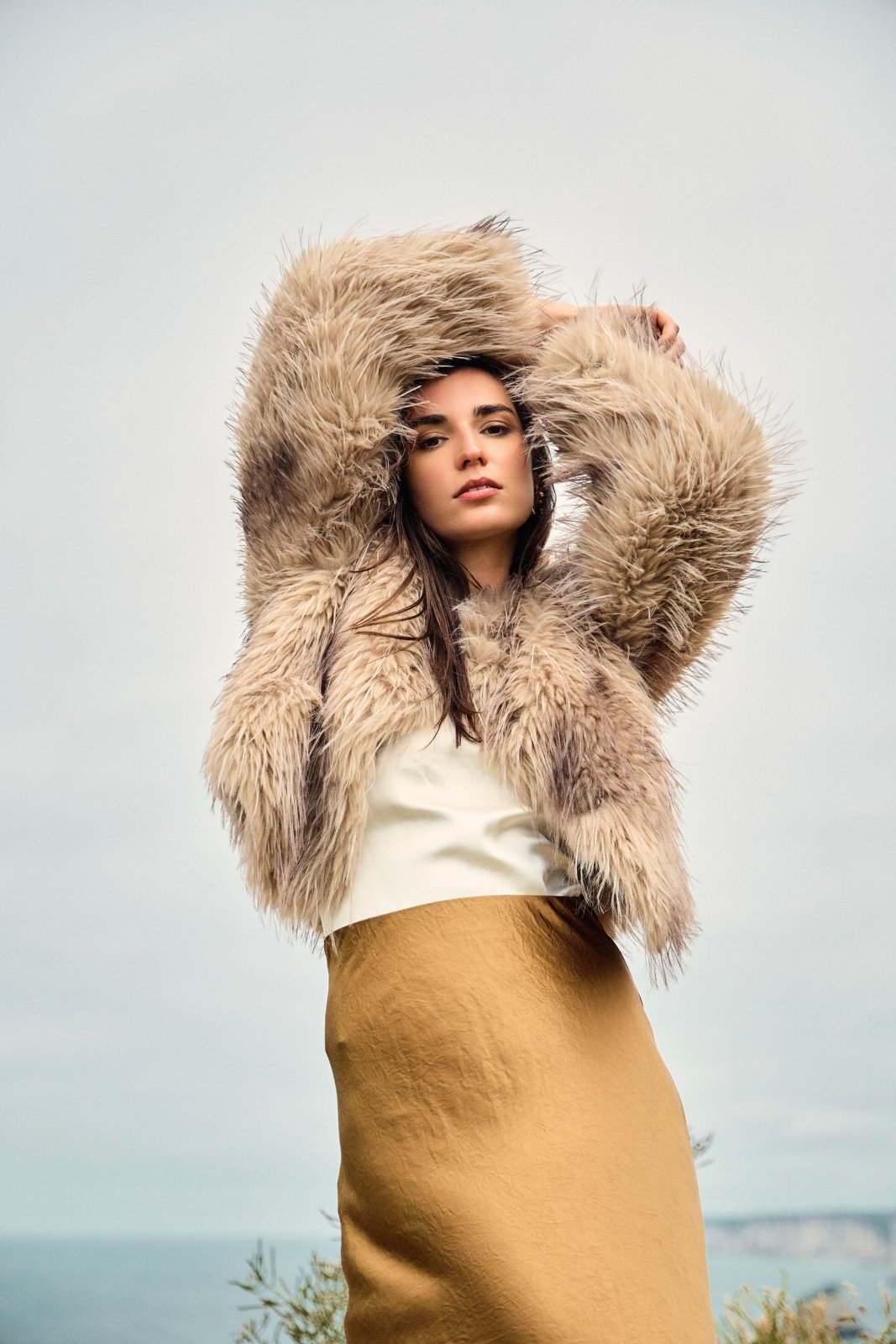 COLETTE - Manteau Taupe - Escandelle (vue de face - bras en l'air)