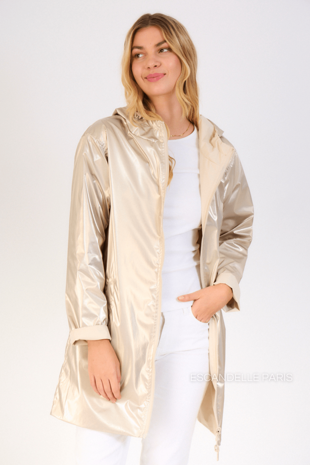 JUNE - Parka Beige - Escandelle (Vue de face - portrait - côté réversible imperméable doré)
#couleur_beige