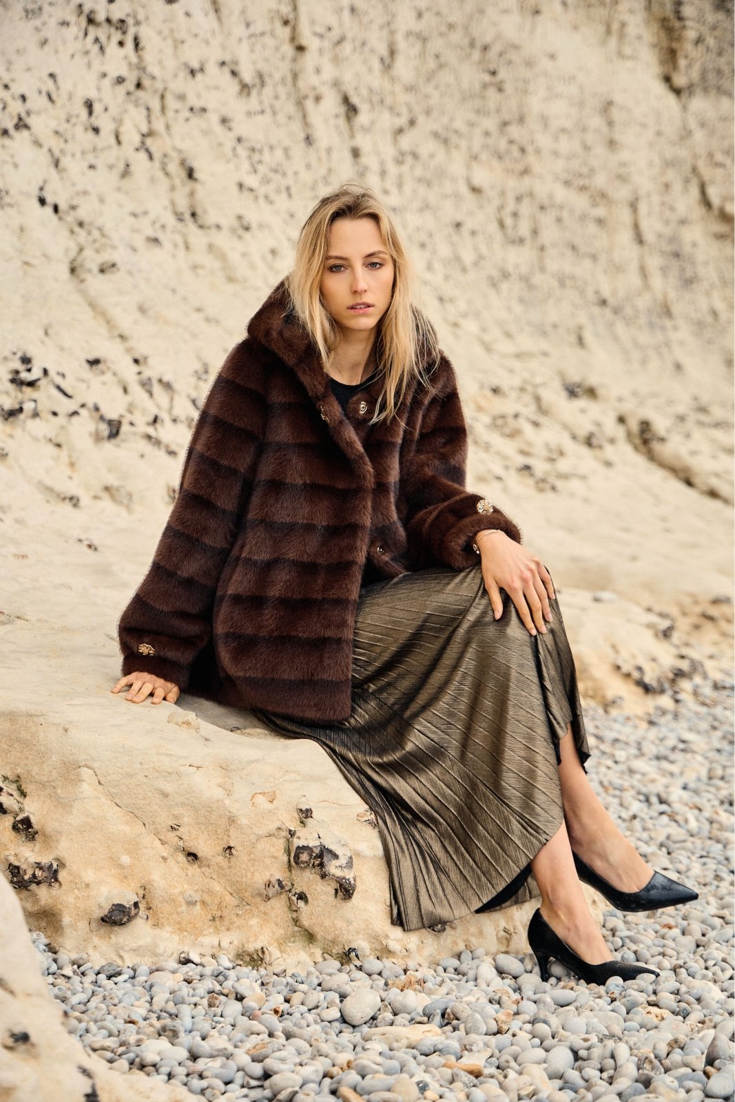 MIRABELLE - Manteau Choco - Escandelle (Vue de profil gauche - tapant une pose)
#couleur_choco