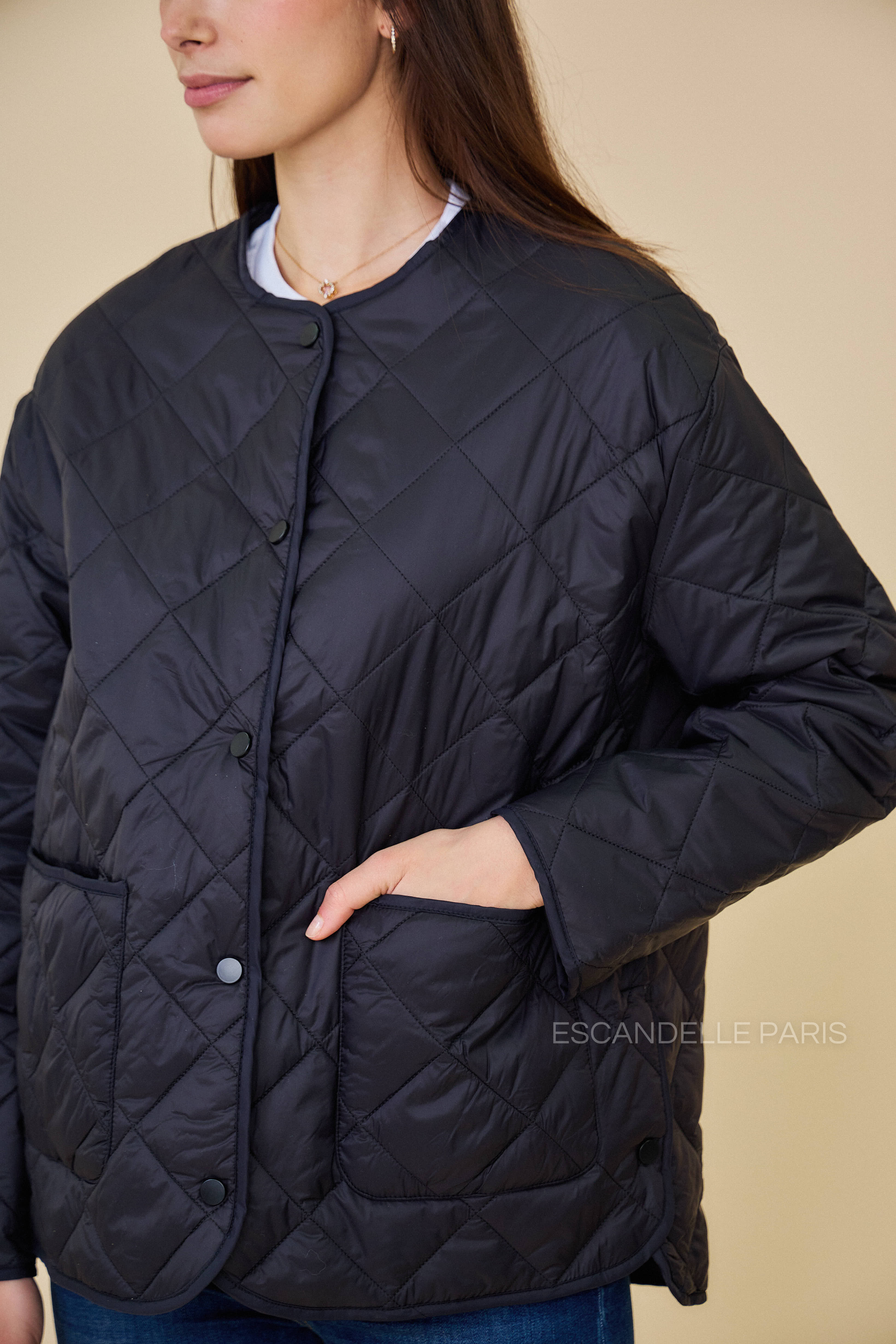 Zoom veste VICTOIRE Escandelle – tissu matelassé noir à surpiqûres losanges, texture douce et fluide.
#couleur_kaki