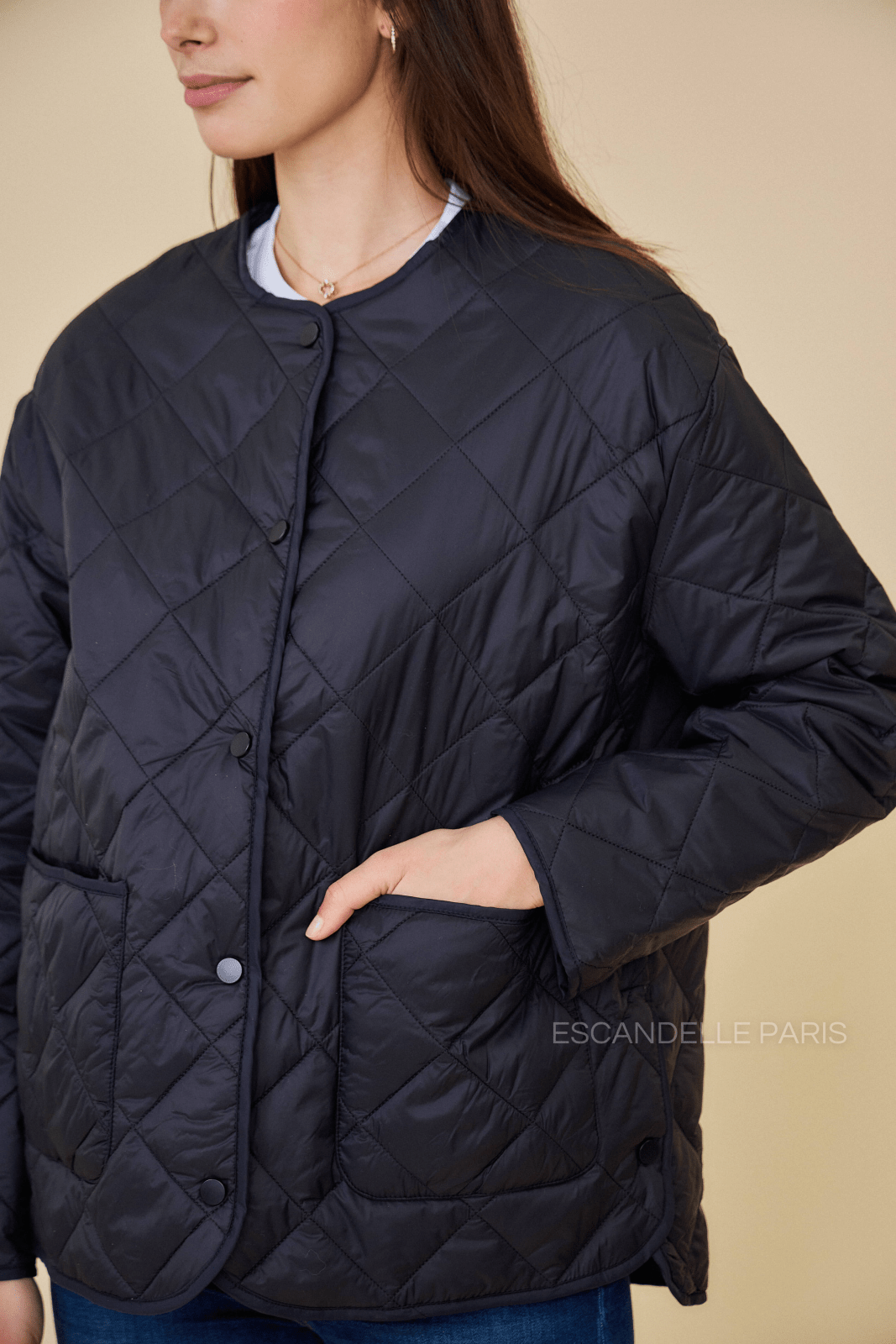 VICTOIRE veste matelassée mi-longue losanges noir femme - Escandelle Paris (gros plan détails matière)
#couleur_noir