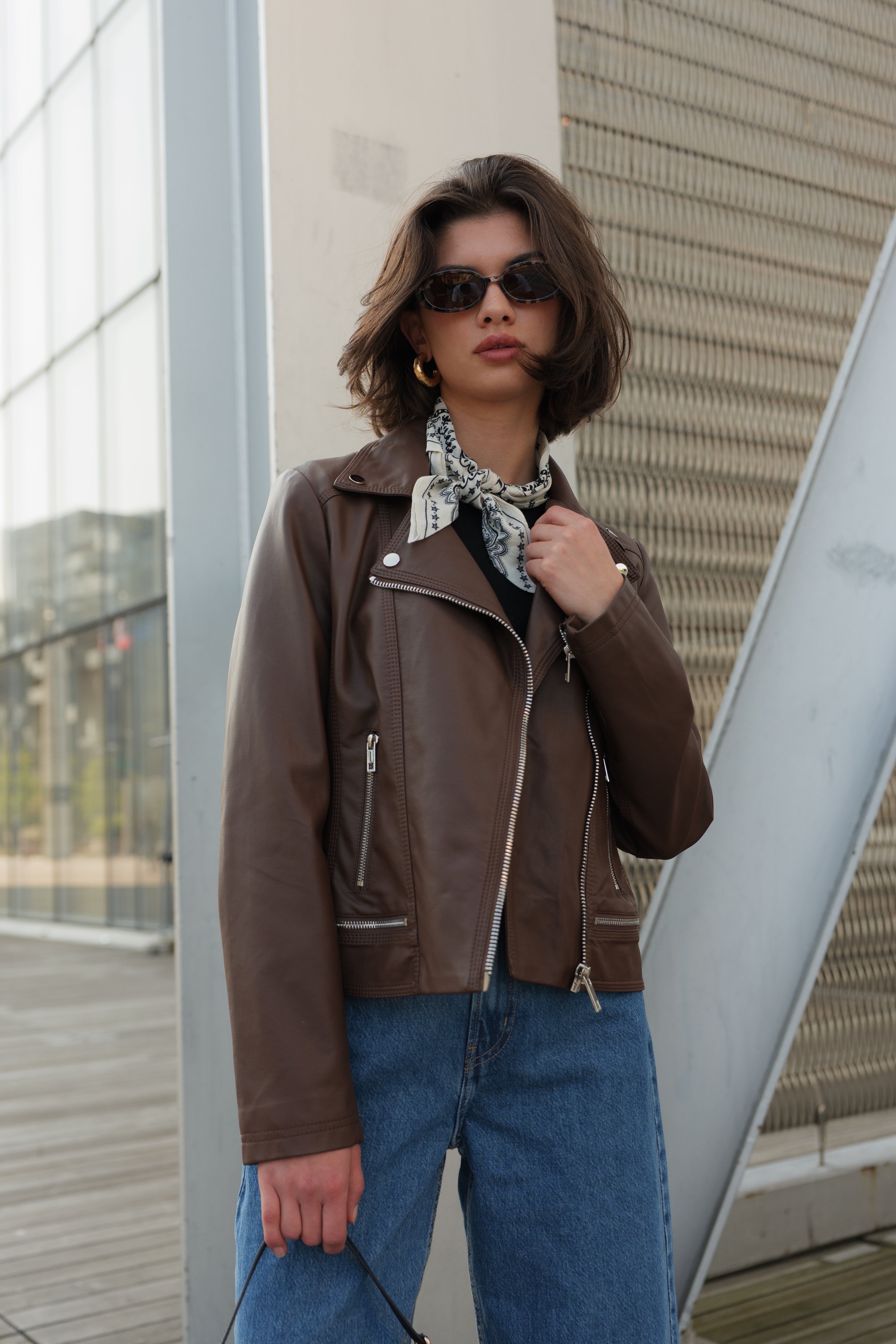 Femme portant veste en simili cuir marron avec col à revers Escandelle – look chic parisien automne
#couleur_choco