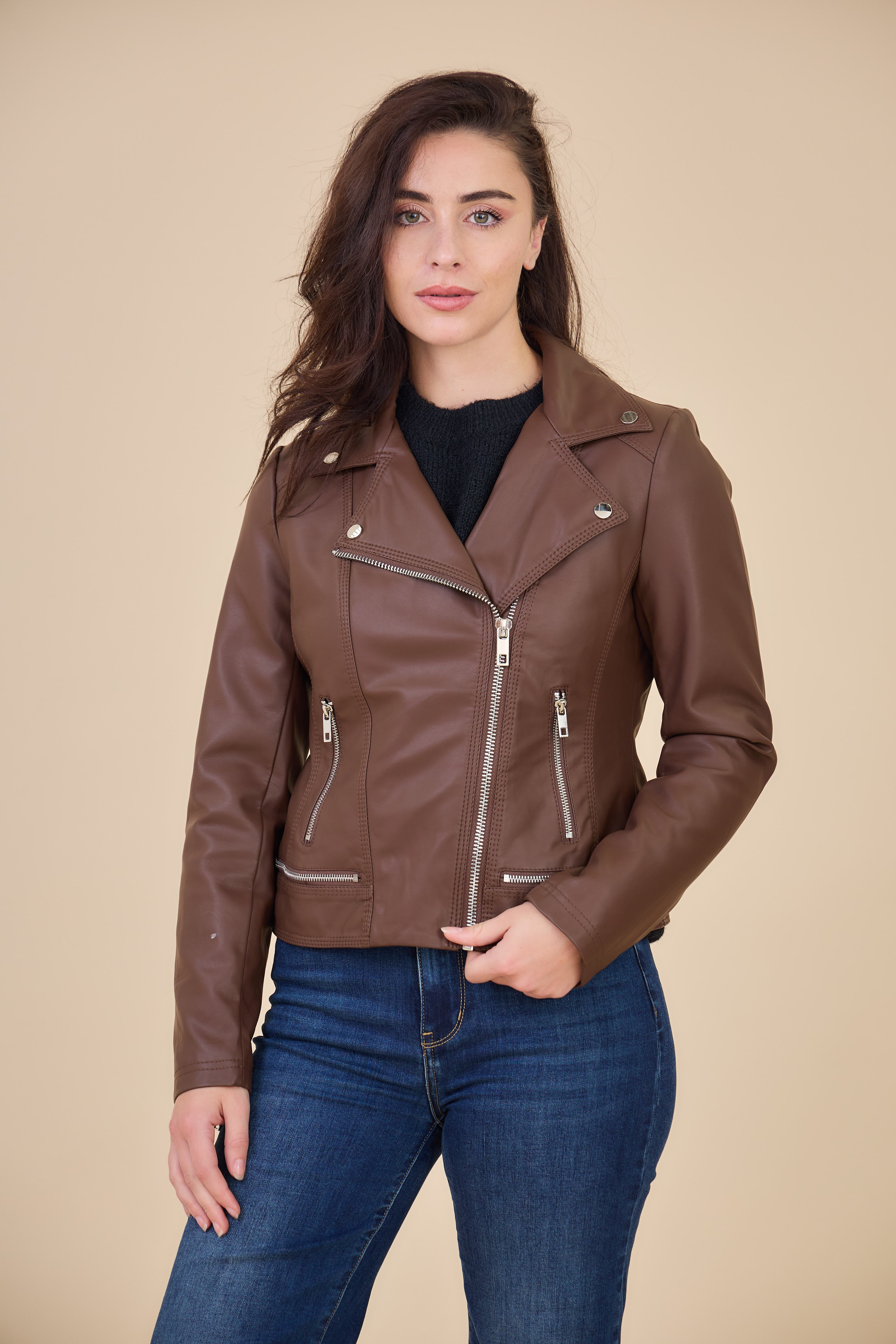 Femme portant veste en simili cuir marron avec col à revers Escandelle, fermeture zip et poches zippées – look chic parisien automne
#couleur_choco