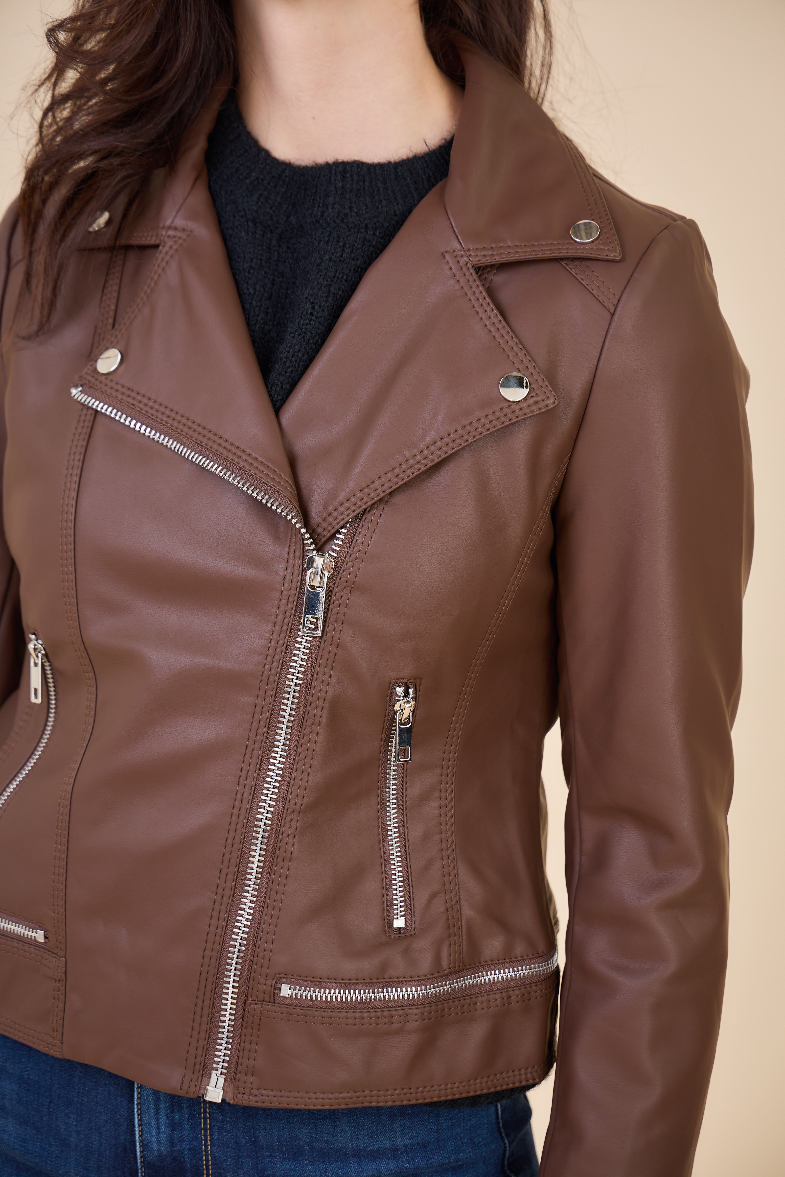 Femme portant veste en simili cuir marron avec col à revers Escandelle, fermeture zip et poches zippées - zoom devant – look chic parisien automne
#couleur_choco
