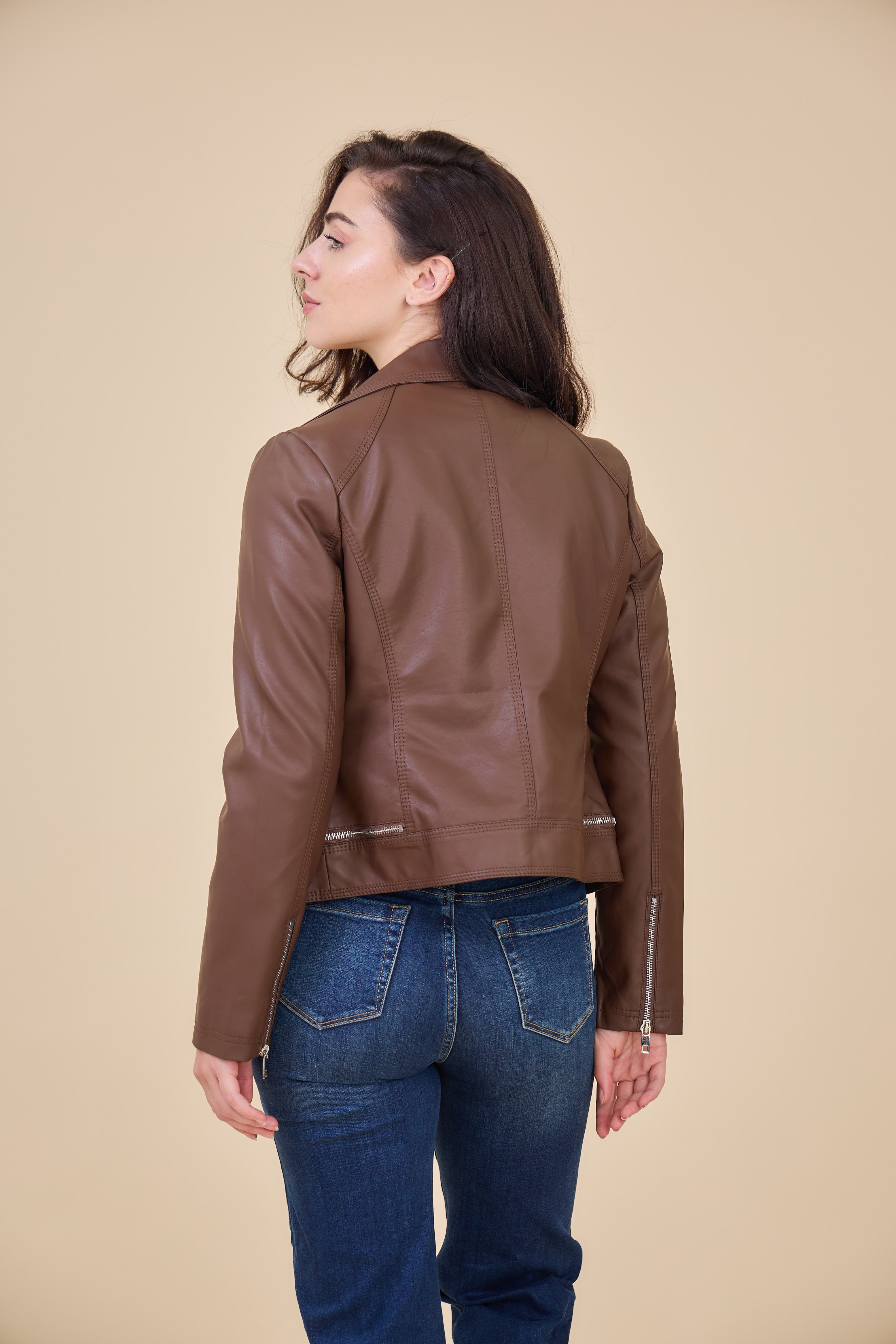 Femme portant veste en simili cuir marron avec col à revers Escandelle, vue de dos – look chic parisien automne
#couleur_choco