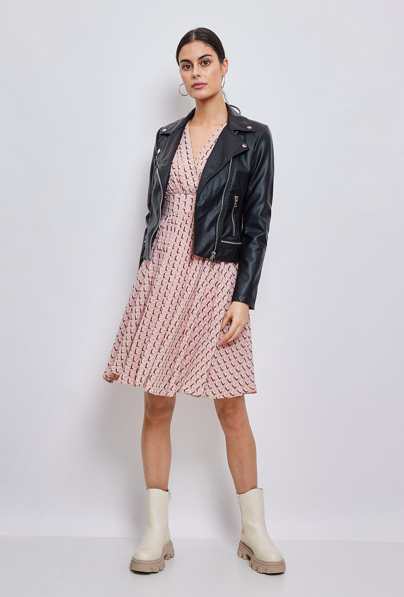 Femme portant veste en simili cuir noir avec col à revers Escandelle, fermeture zip et poches zippées – look chic parisien automne
#couleur_noir