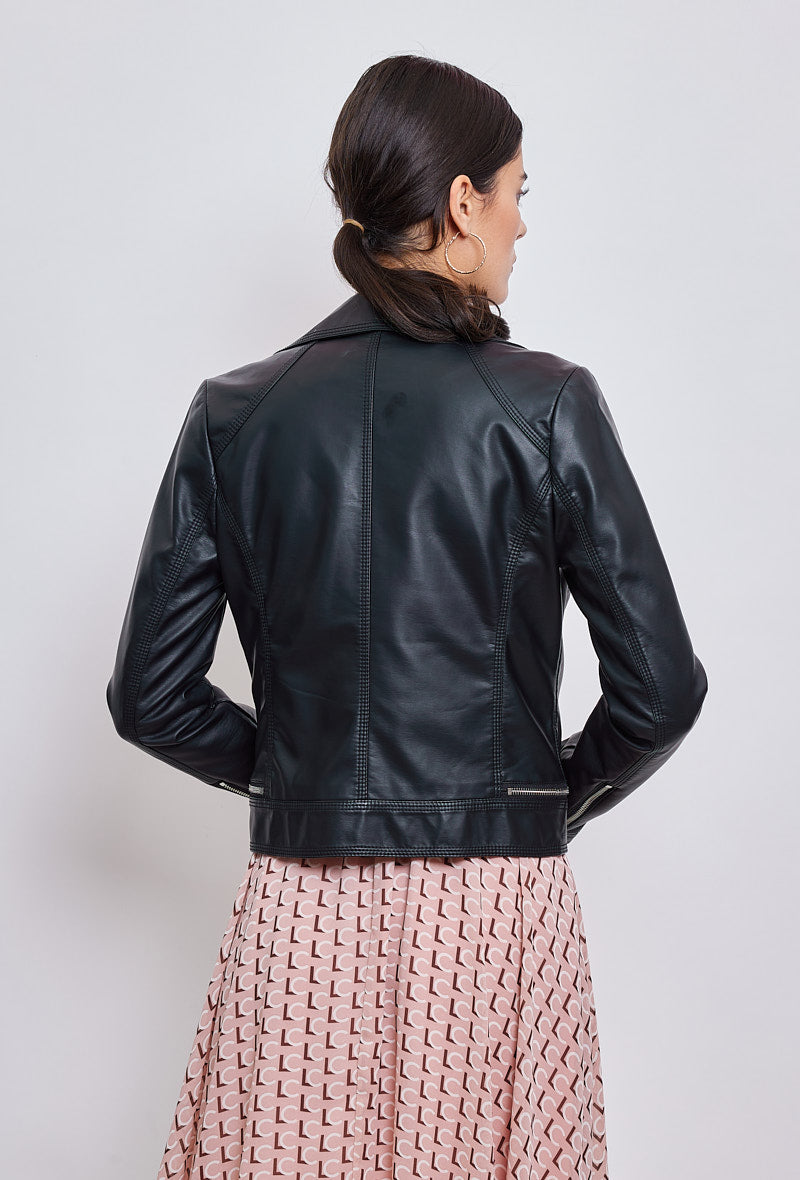 Femme portant veste en simili cuir noir avec col à revers Escandelle, vue de dos – look chic parisien automne
#couleur_noir