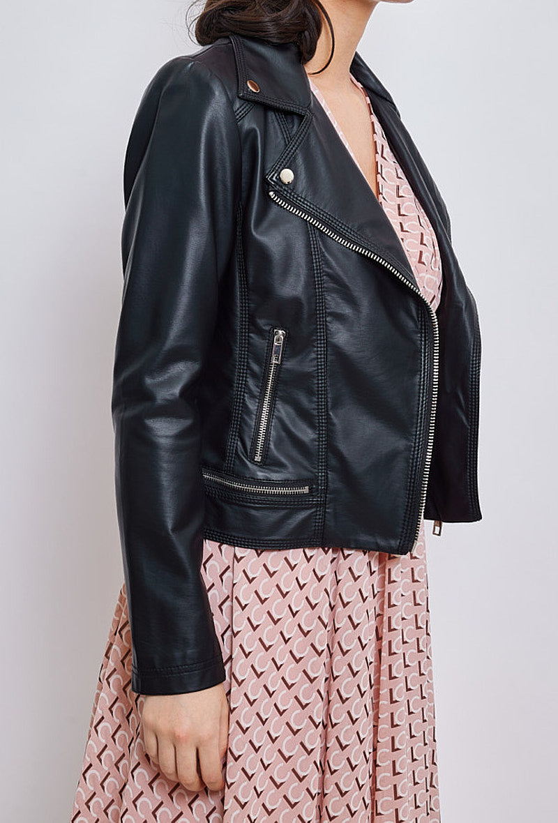 Femme portant veste en simili cuir noir avec col à revers Escandelle, fermeture zip et poches zippées – look chic parisien automne
#couleur_noir