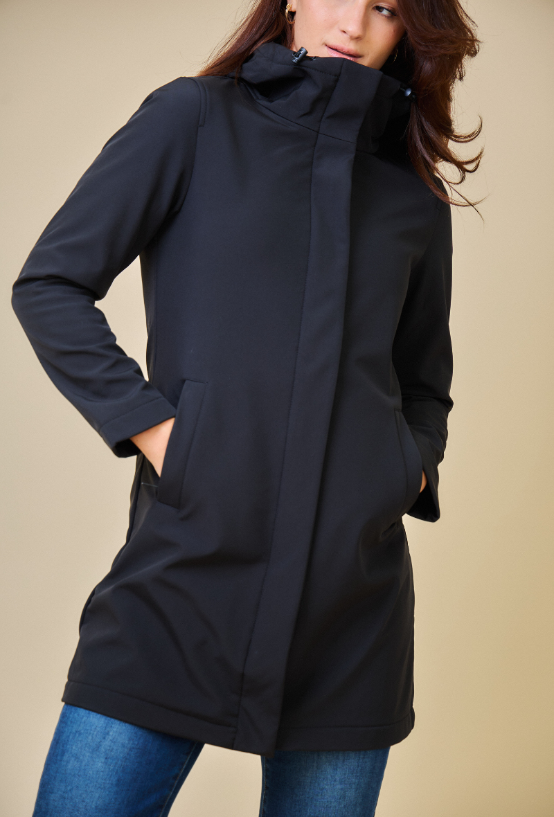 Zoom parka SIENNA Escandelle – tissu softshell noir déperlant et respirant, toucher doux et technique.
#couleur_noir