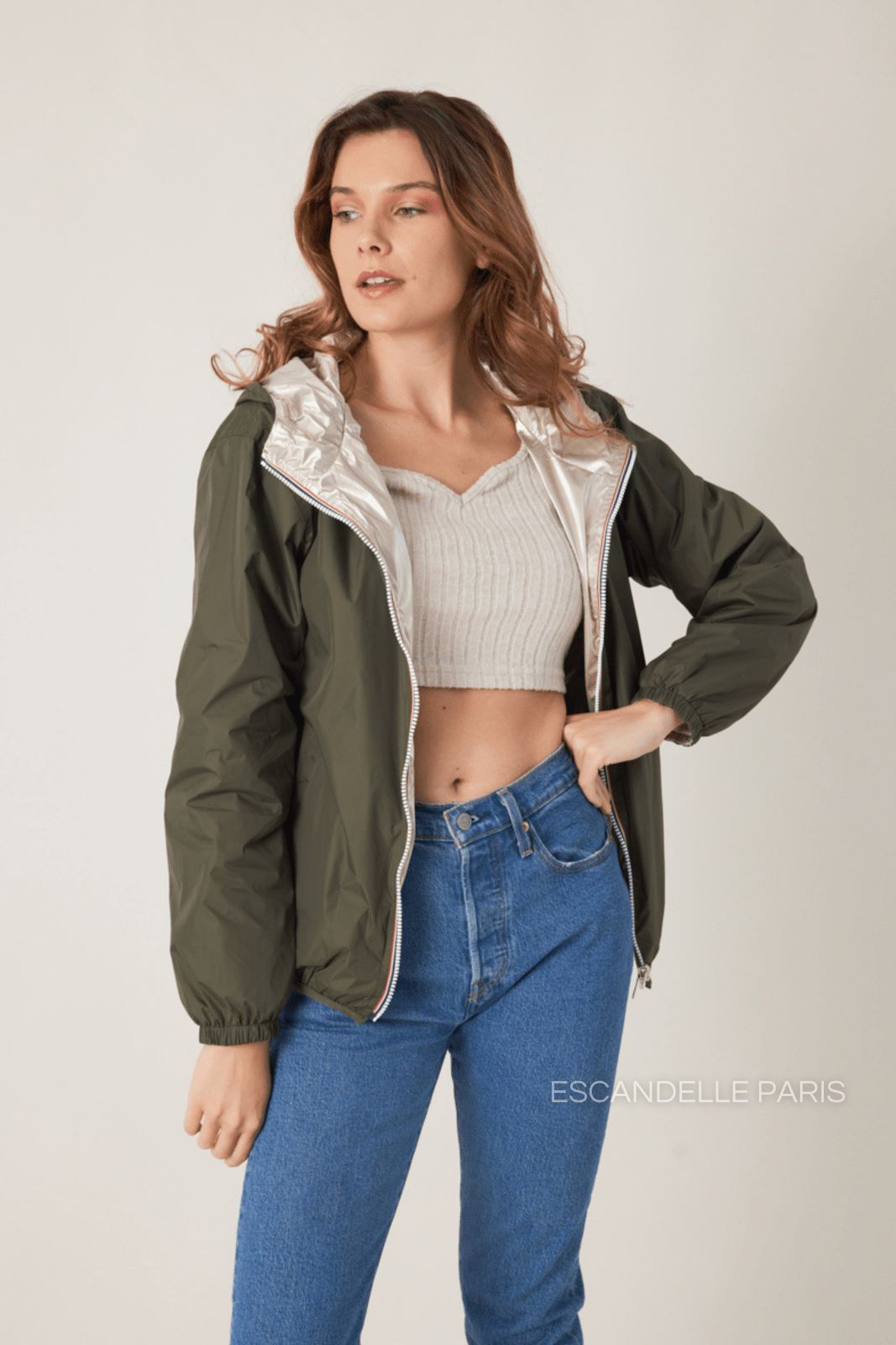 NAÉ - Parka Kaki - Escandelle (Vue de face - portrait - parka imperméable réversible côté kaki)
#couleur_kaki