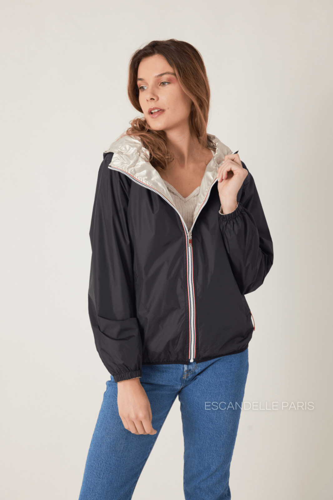 NAÉ - Parka Noir - Escandelle (Vue de face - portrait - parka imperméable réversible côté noir)
#couleur_noir