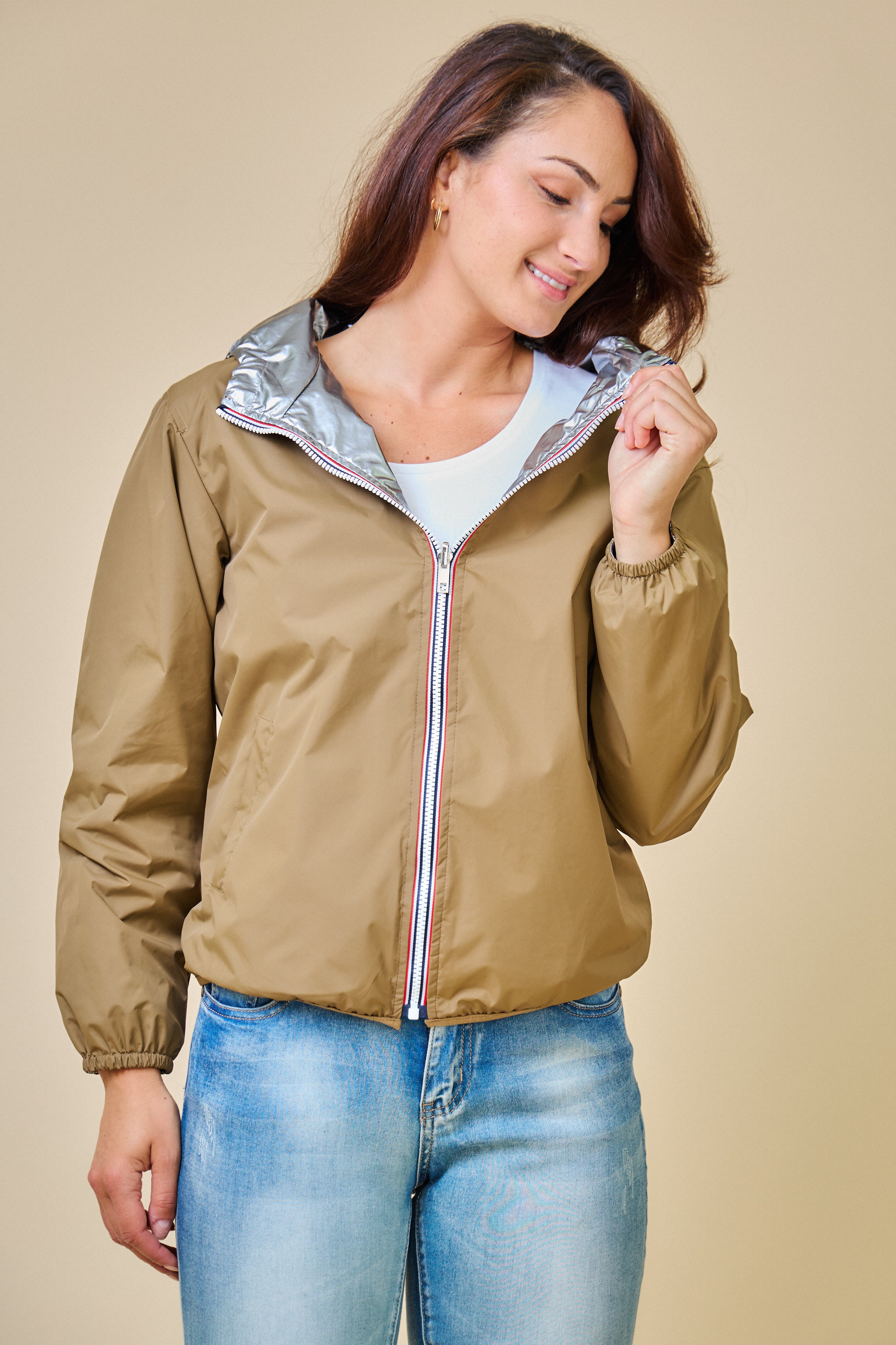 Parka courte réversible taupe argent Escandelle Paris - vue de face - capuche, zip, poches et coupe droite
#couleur_taupe
