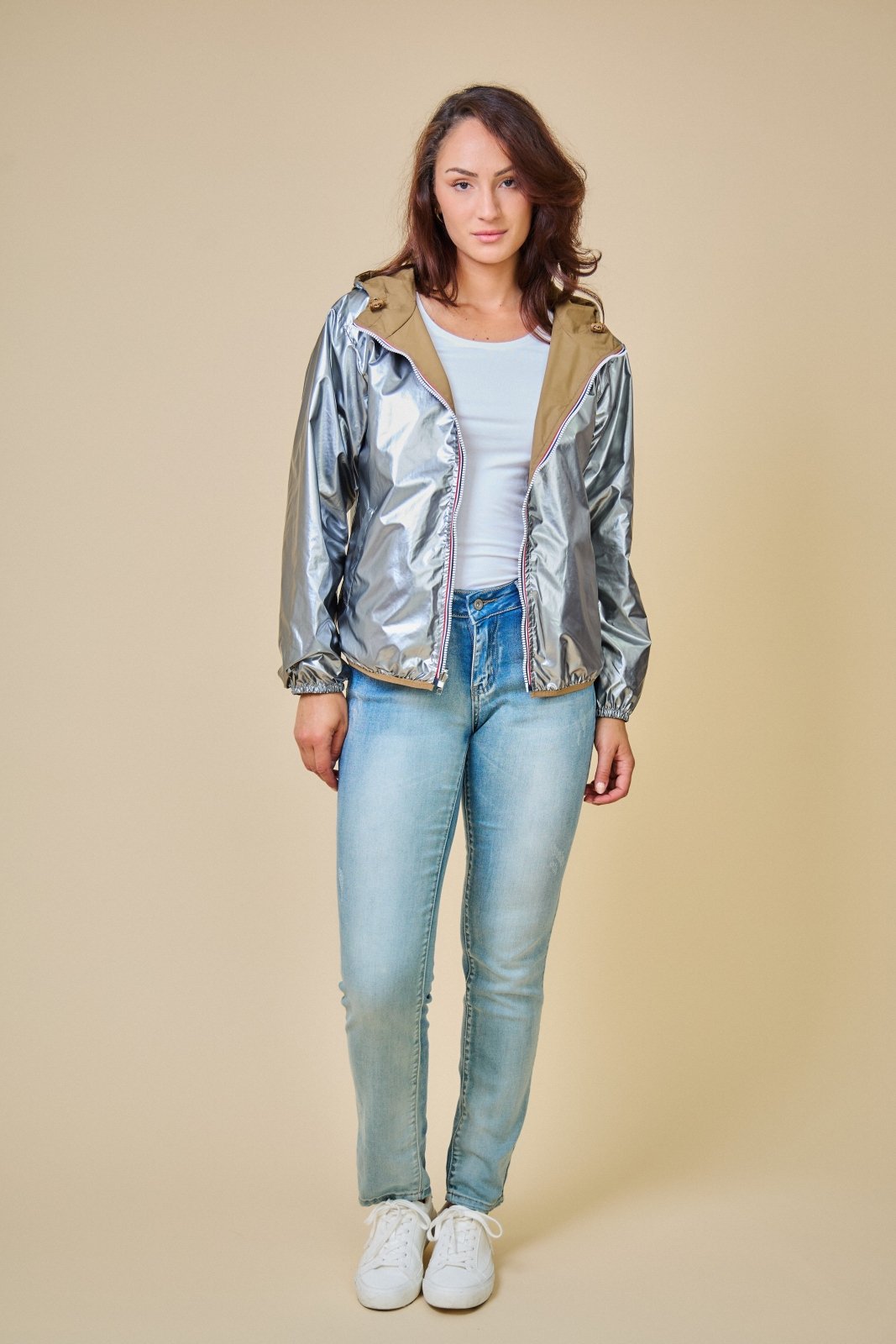 NAÉ - Parka Taupe - Escandelle (Vue de face - silhouette entière - parka imperméable réversible côté argenté)
#couleur_taupe