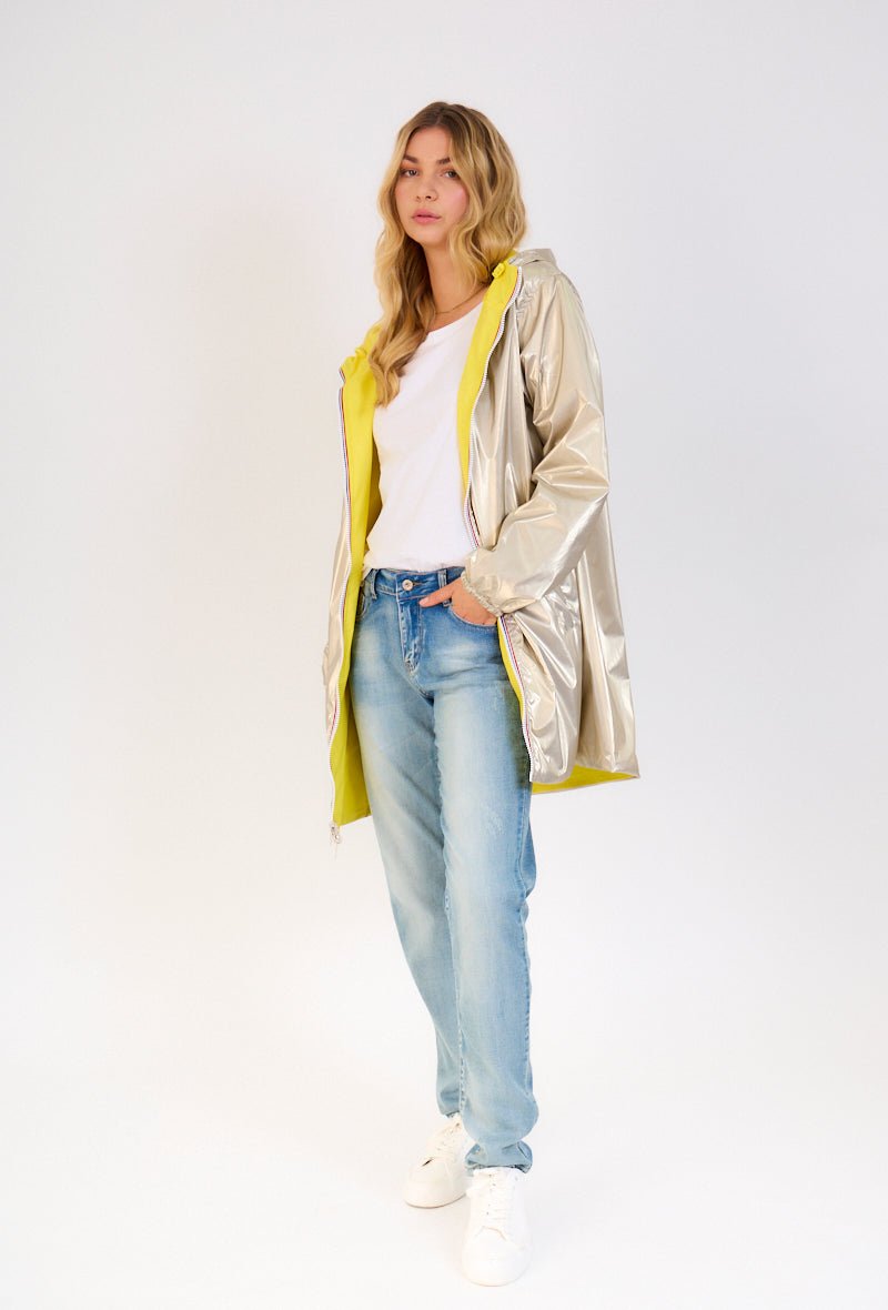 PARIS - Parka Jaune - Escandelle (Vue de face - silhouette entière - parka imperméable réversible côté dorée)
#couleur_jaune