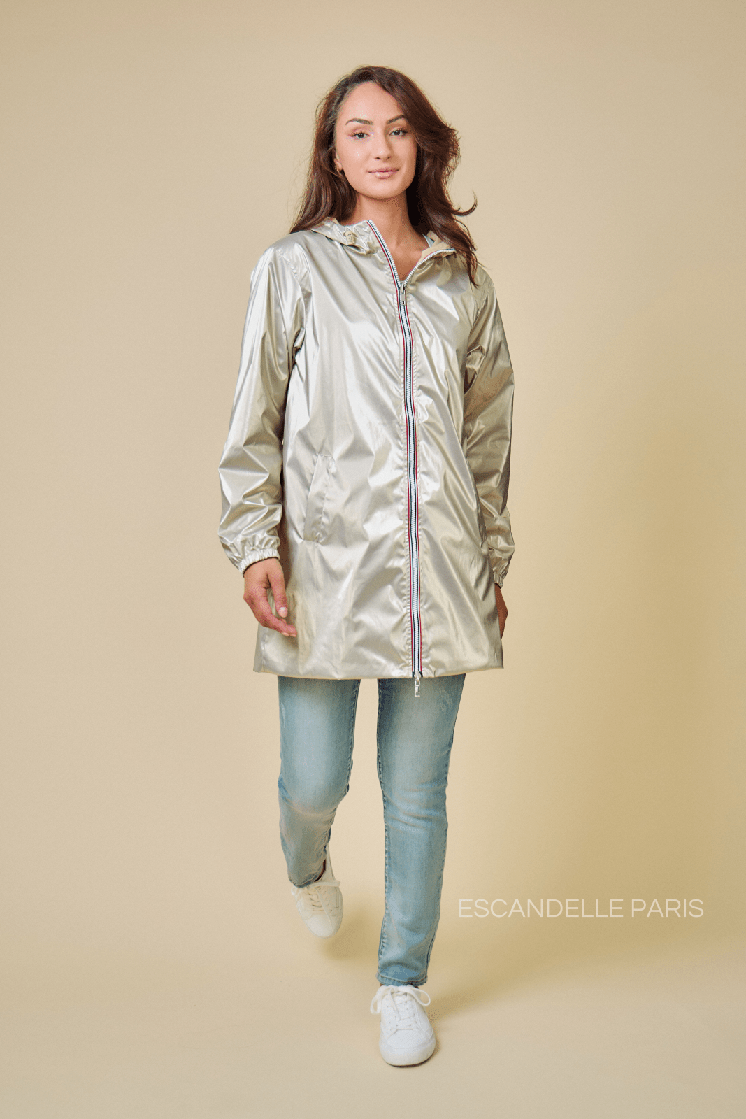PARIS - Parka Beige - Escandelle (Vue de face - silhouette entière - parka imperméable réversible dorée)
#couleur_beige