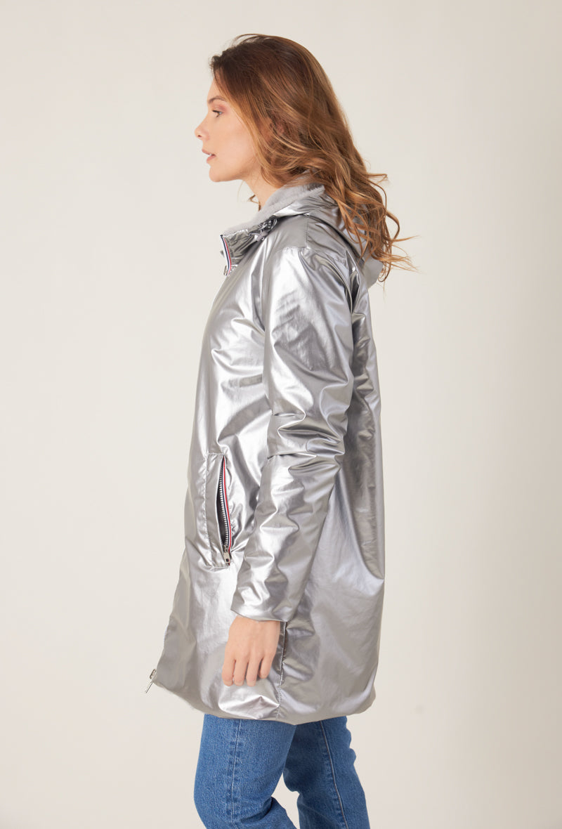 Femme portant la parka fourrée réversible argent MELROSE Escandelle Paris à capuche – look chic et confortable d’hiver
#couleur_argent
