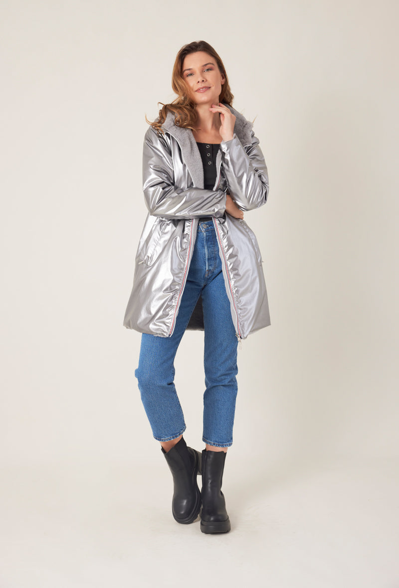 Femme portant la parka fourrée réversible argent MELROSE Escandelle Paris à capuche – look chic et confortable d’hiver
#couleur_argent