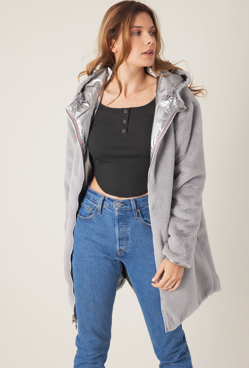 Femme portant la parka fourrée réversible argent MELROSE Escandelle Paris à capuche – look chic et confortable d’hiver
#couleur_argent