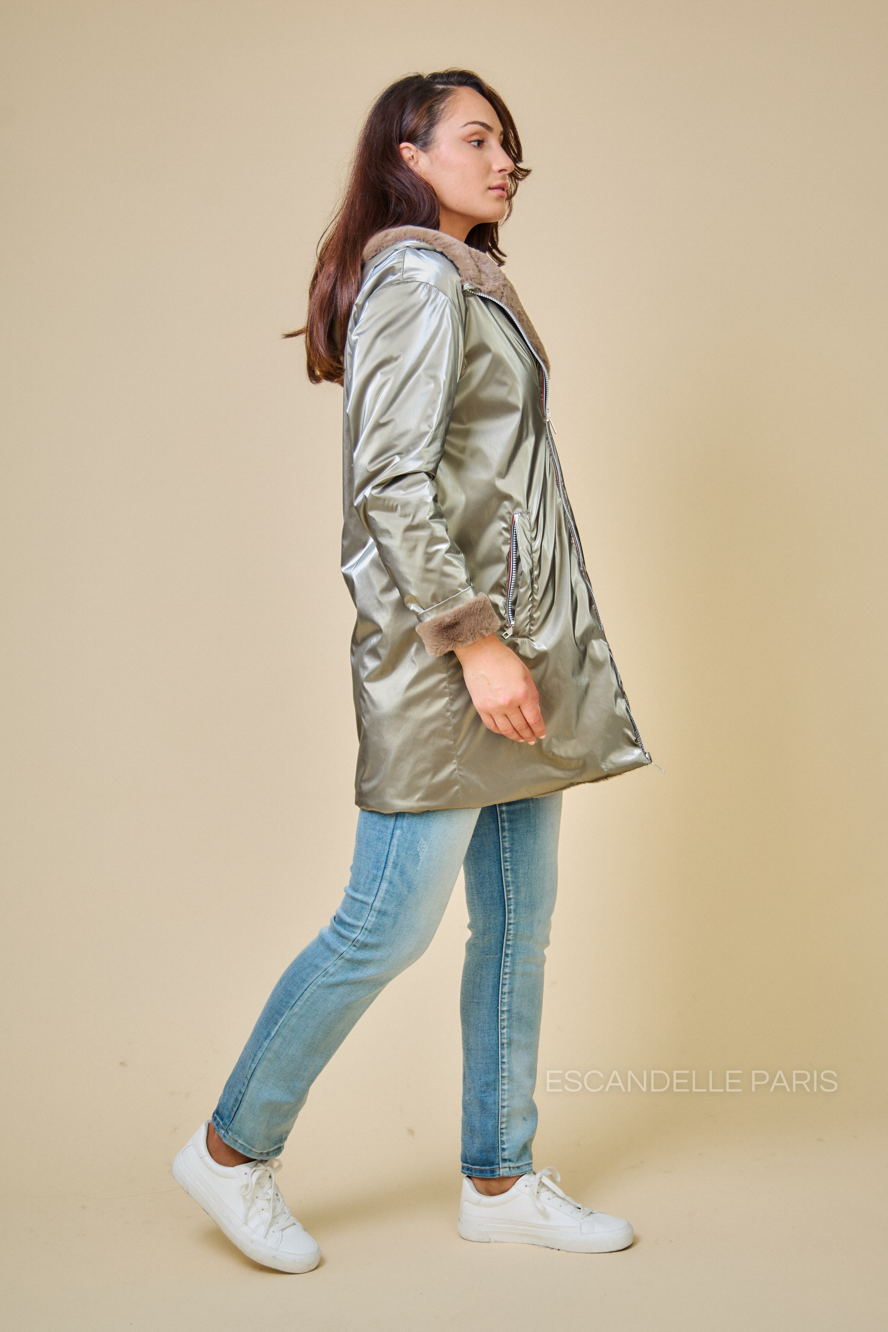 best-seller: Femme portant la parka fourrée réversible bronze MELROSE Escandelle Paris à capuche – look chic et confortable d’hiver
#couleur_bronze