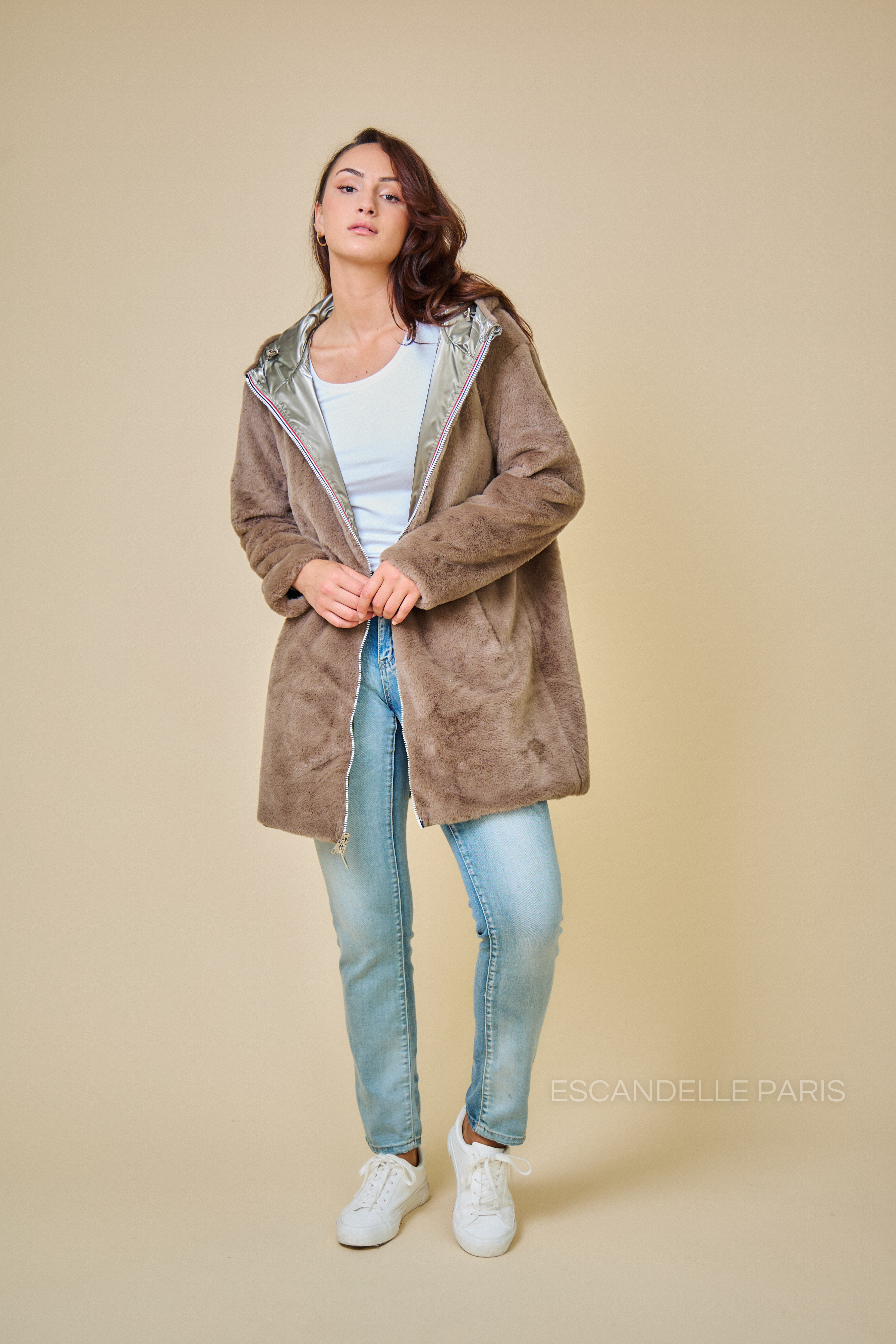 best-seller: Femme portant la parka fourrée réversible bronze MELROSE Escandelle Paris à capuche – look chic et confortable d’hiver
#couleur_bronze