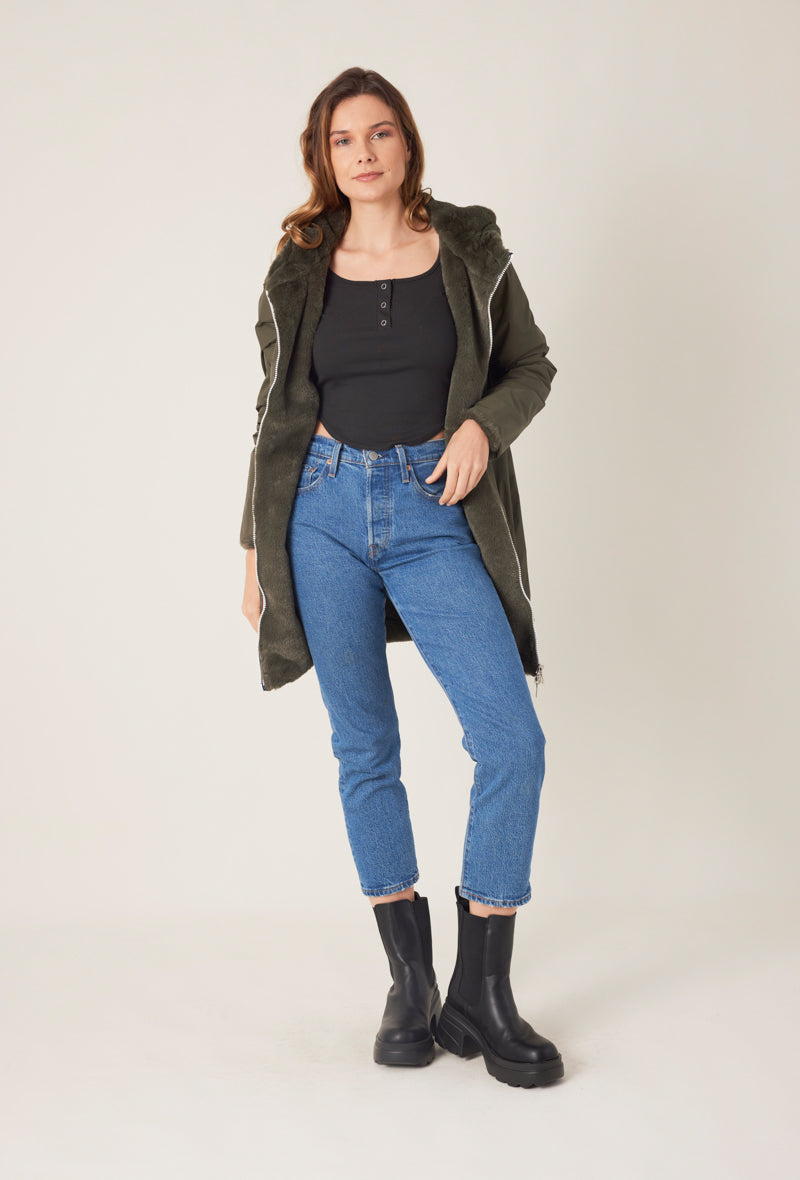 Femme portant la parka fourrée réversible kaki MELROSE Escandelle Paris à capuche – look chic et confortable d’hiver
#couleur_kaki