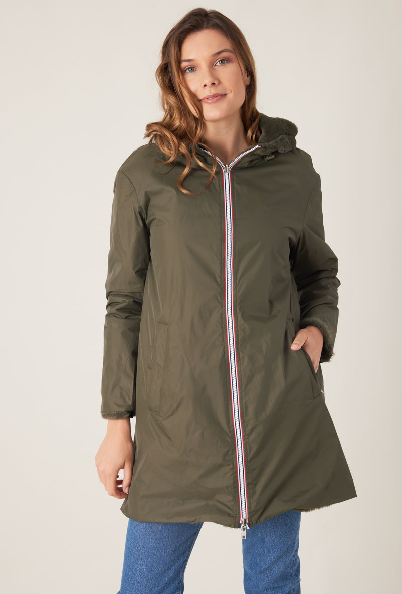 Femme portant la parka fourrée réversible kaki MELROSE Escandelle Paris à capuche – look chic et confortable d’hiver
#couleur_kaki