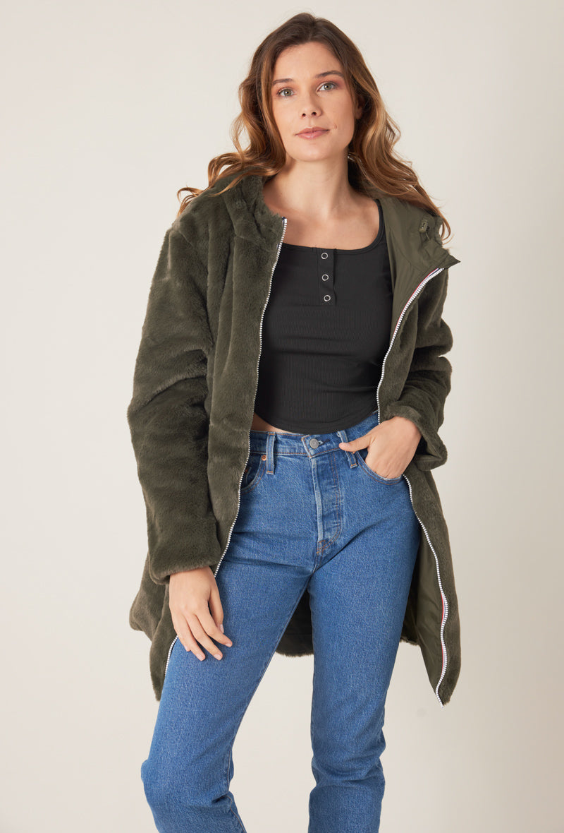 Femme portant la parka fourrée réversible kaki MELROSE Escandelle Paris à capuche – look chic et confortable d’hiver
#couleur_kaki
