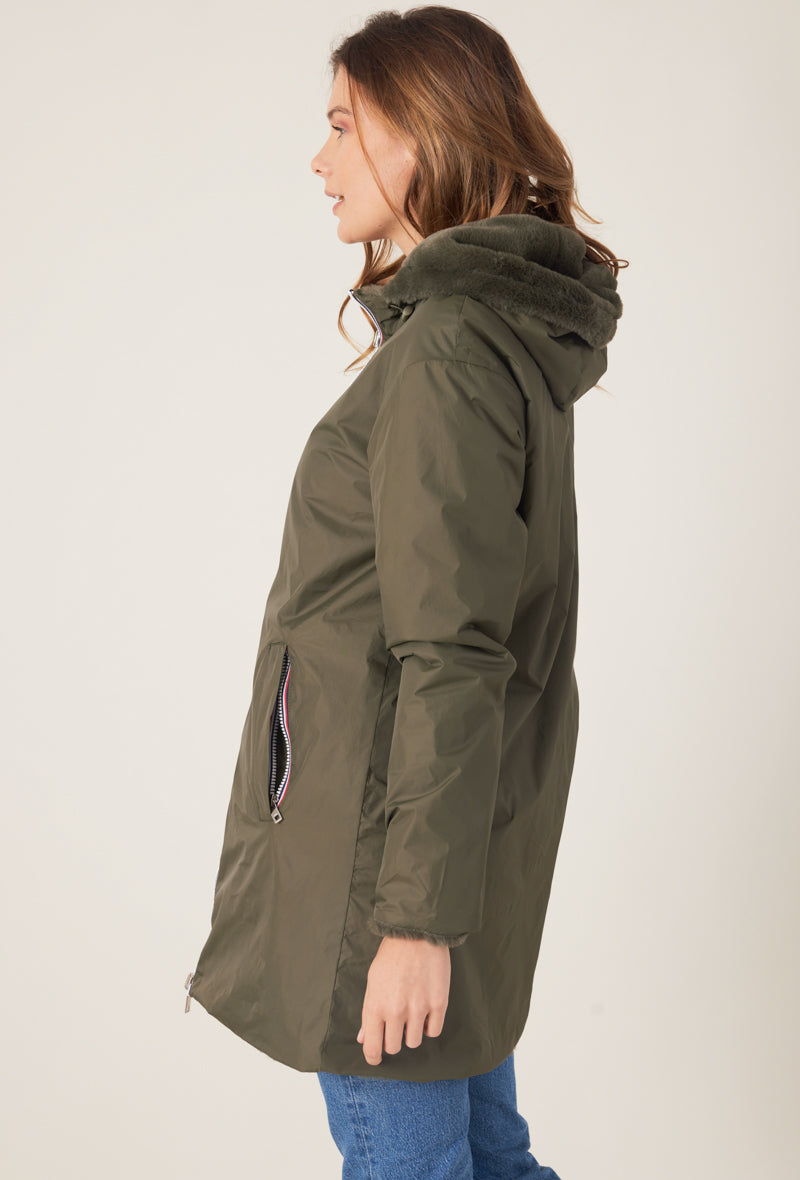 Femme portant la parka fourrée réversible kaki MELROSE Escandelle Paris à capuche – look chic et confortable d’hiver
#couleur_kaki