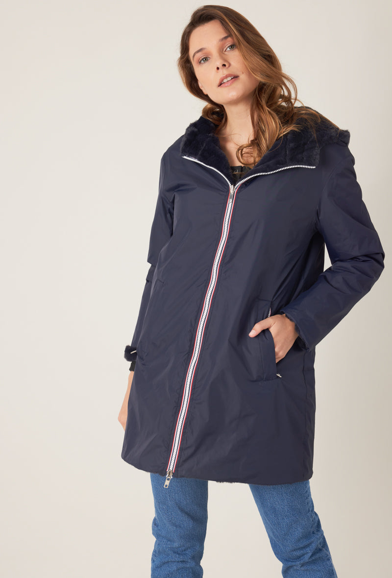 Femme portant la parka fourrée réversible bleu marine MELROSE Escandelle Paris à capuche – look chic et confortable d’hiver
#couleur_marine