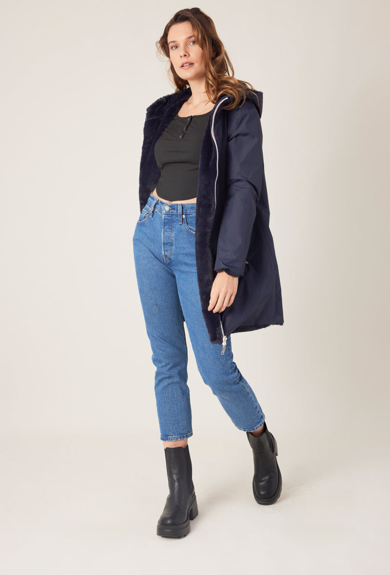 Femme portant la parka fourrée réversible bleu marine MELROSE Escandelle Paris à capuche – look chic et confortable d’hiver
#couleur_marine