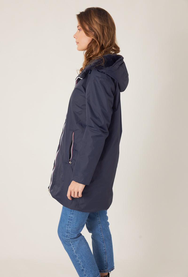 Femme portant la parka fourrée réversible bleu marine MELROSE Escandelle Paris à capuche – look chic et confortable d’hiver
#couleur_marine