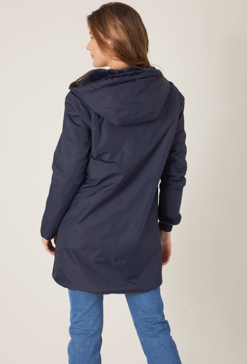 Femme portant la parka fourrée réversible bleu marine MELROSE Escandelle Paris à capuche – look chic et confortable d’hiver
#couleur_marine