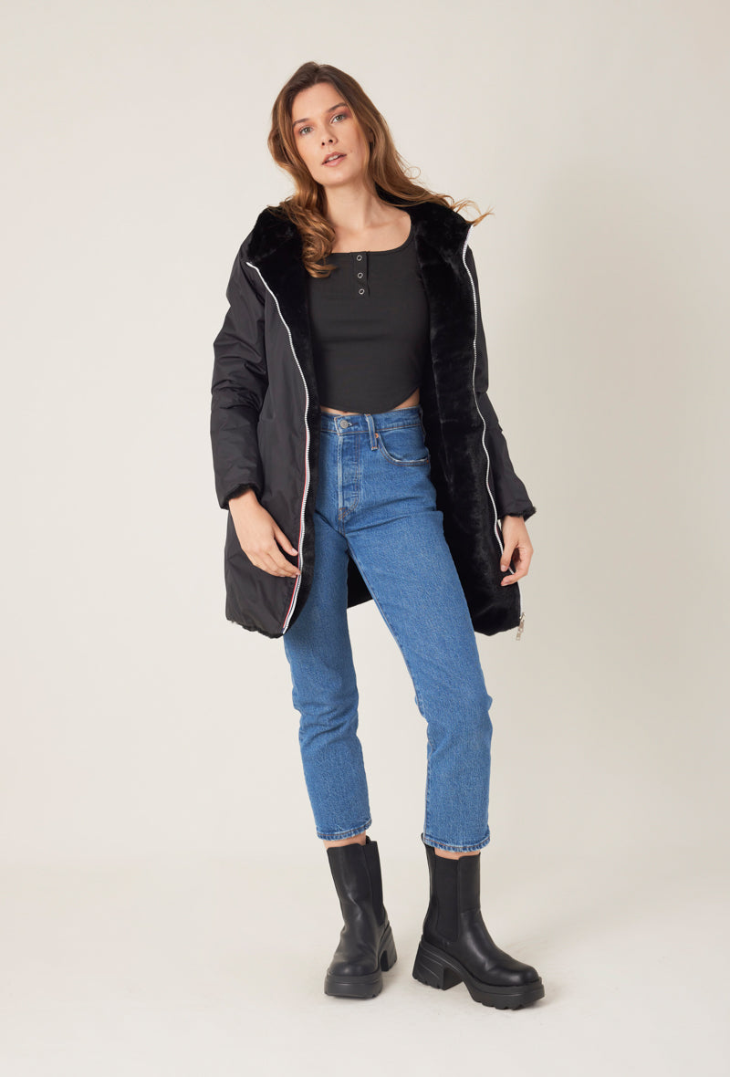 Femme portant la parka fourrée réversible noire MELROSE Escandelle Paris à capuche – look chic et confortable d’hiver
#couleur_noir