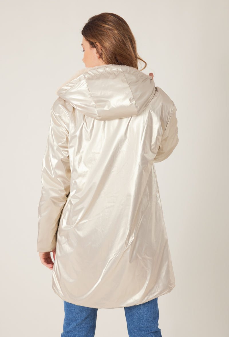 Femme portant la parka fourrée réversible or MELROSE Escandelle Paris à capuche – look chic et confortable d’hiver
#couleur_or