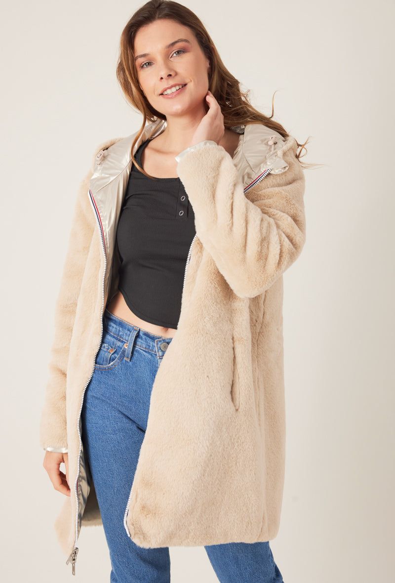 Femme portant la parka fourrée réversible or MELROSE Escandelle Paris à capuche – look chic et confortable d’hiver
#couleur_or